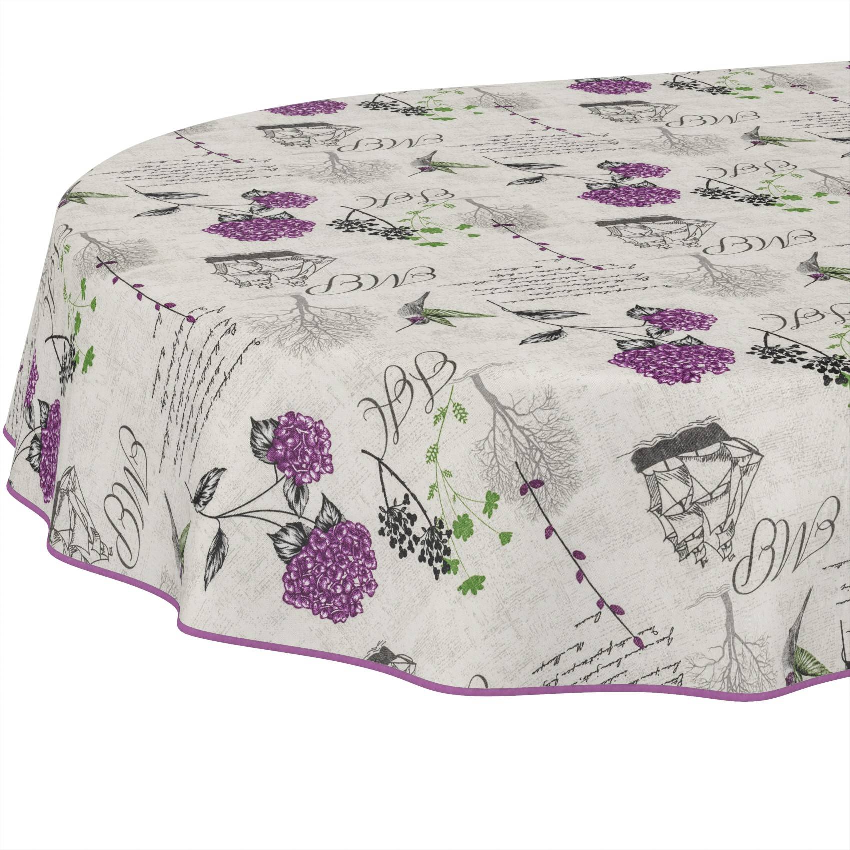 Runder Tisch mit weißer Blumentischdecke mit lila Blüten, Skizzen und Monogrammbuchstaben.