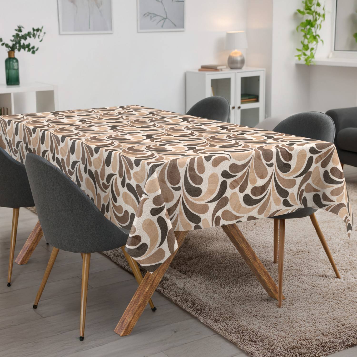 Esstisch mit einer braun und beige gemusterten geometrischen Tischdecke, umgeben von dunklen Stühlen in einem modernen Wohnzimmer