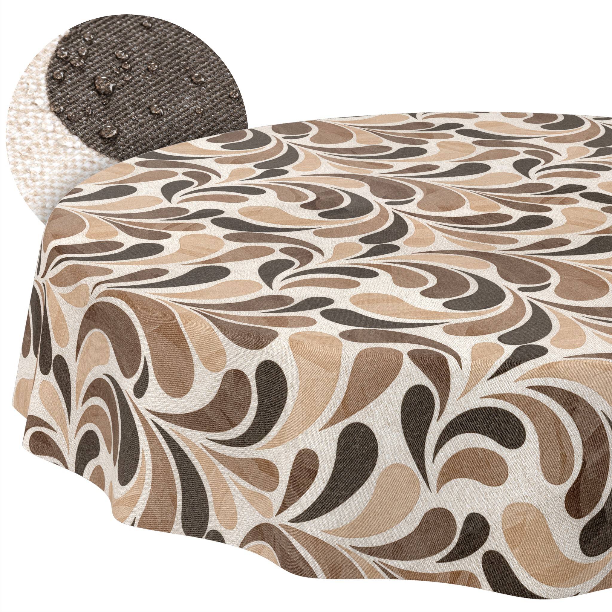 Runder Tisch mit einer braun und beige gesprenkelten Tischdecke, mit einem stoffbezogenen Stuhl, der teilweise hinter ihm sichtbar ist.