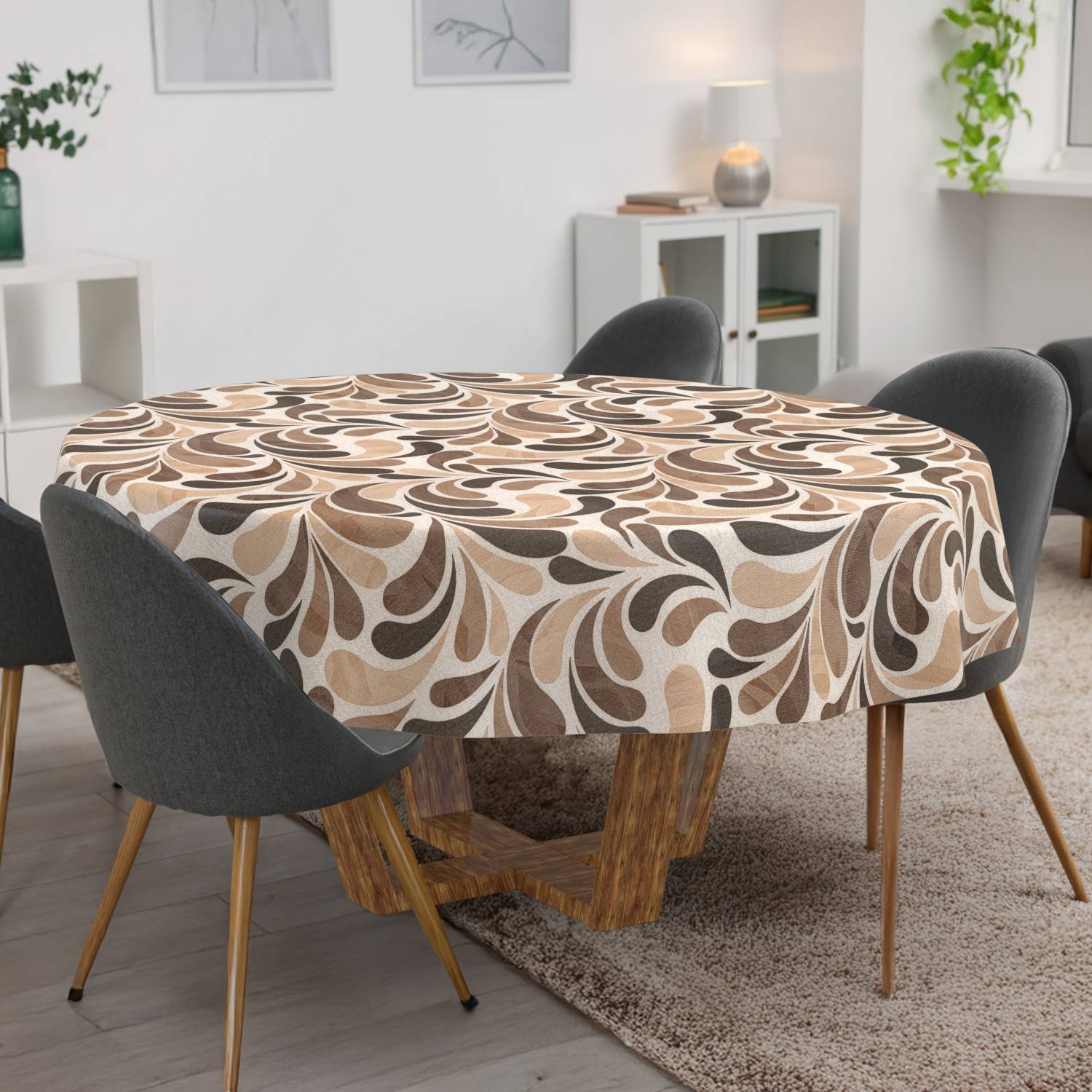 Esstisch mit einer braun und beige gemusterten Tischdecke, umgeben von vier dunklen Stühlen in einem modernen Wohnzimmer.