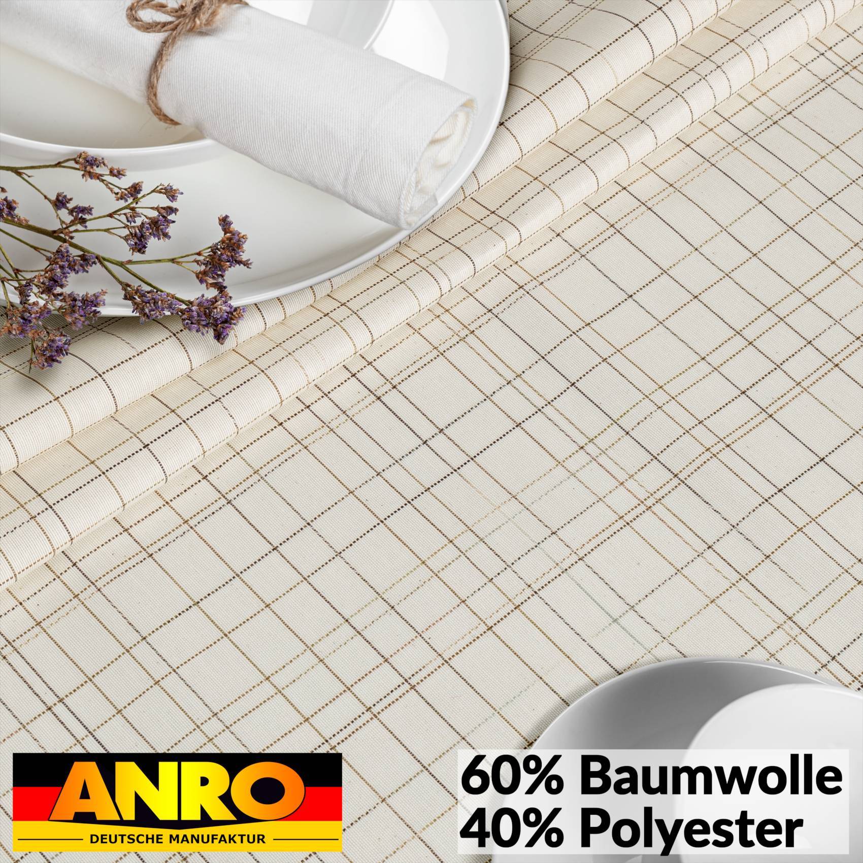Nahaufnahme eines cremefarbenen karierten Stoffes mit Handtüchern und getrockneten Blumen auf einem Teller; das Etikett lautet „ANRO Deutsche Manufaktur