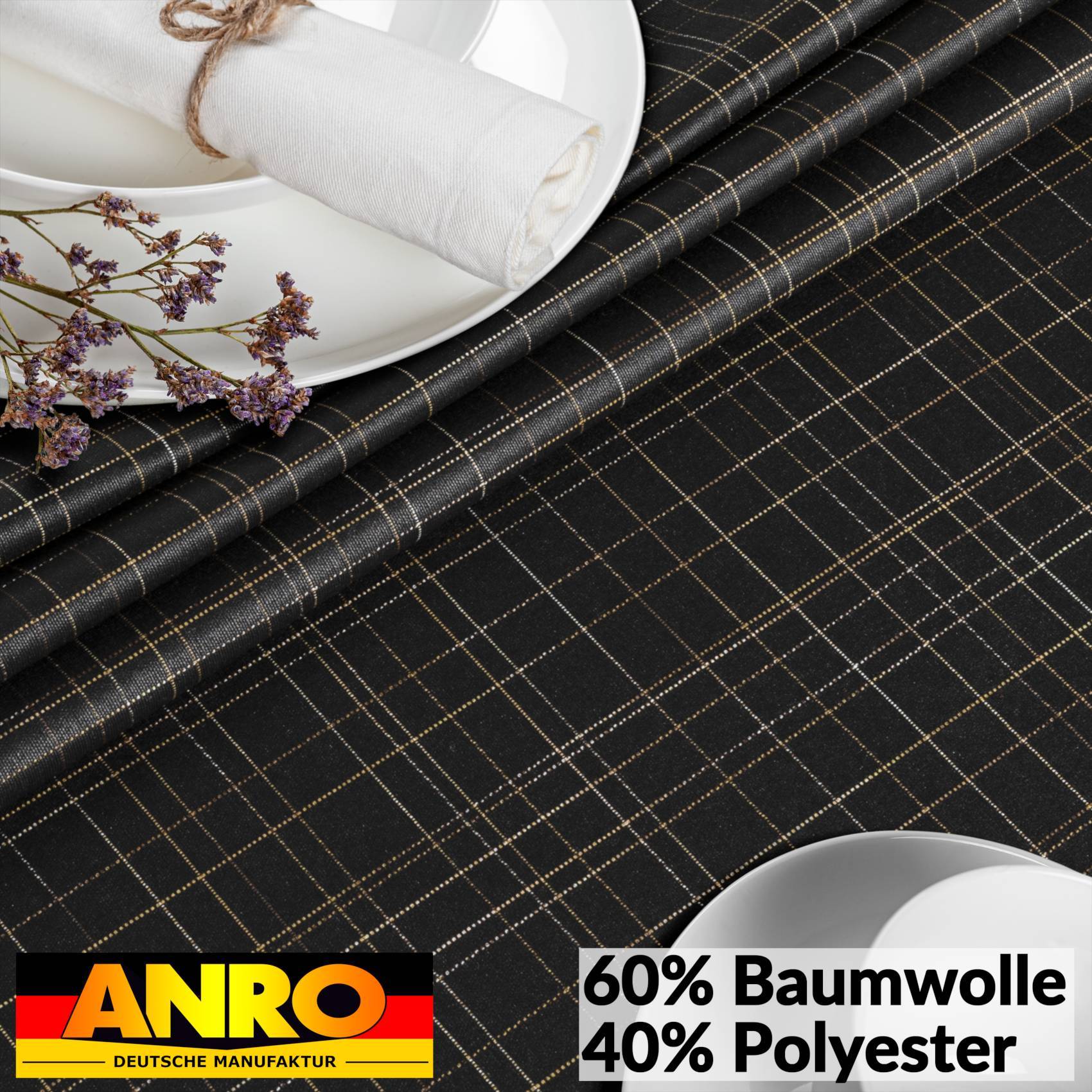 Schwarzes Karostoffgewebe flach neben einer gefalteten Serviette und einem Teller ausgelegt, mit der Beschriftung „60% Baumwolle 40% Polyester