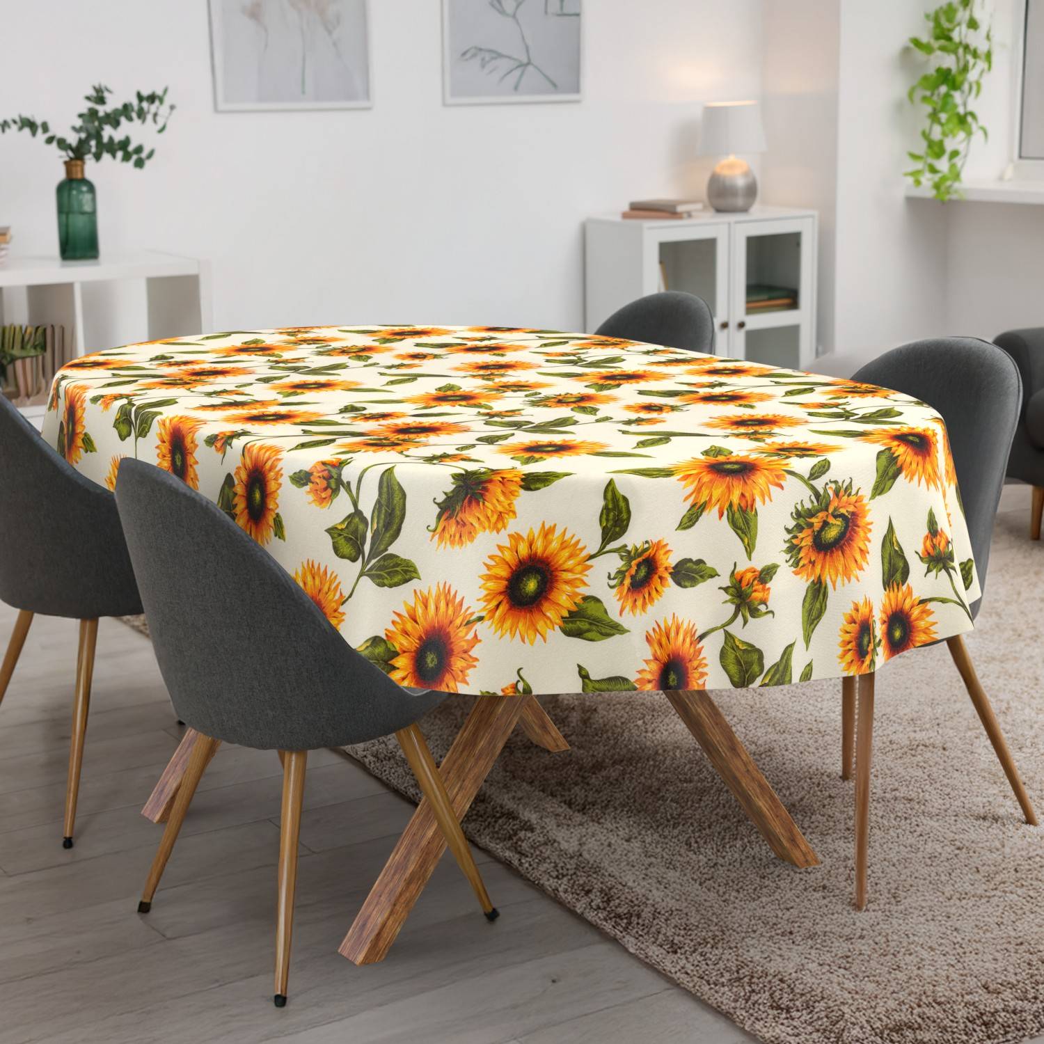 Esstisch mit einer Tischdecke mit Sonnenblumenmuster, umgeben von dunkelgrauen Stühlen in einem hellen modernen Raum.