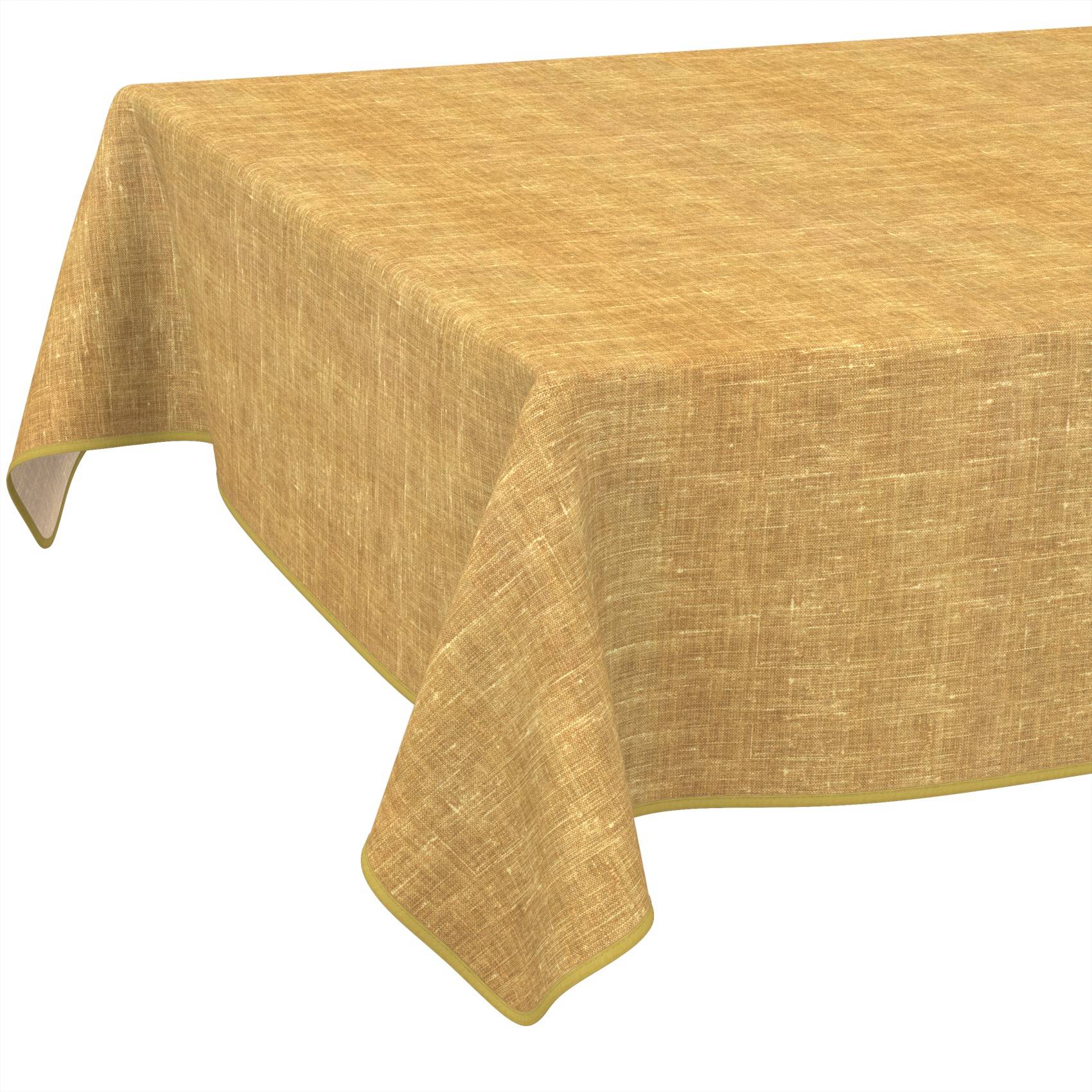 Goldfarbiges Tischtuch mit Textur, das über einen rechteckigen Tisch drapiert ist, mit herunterhängenden Ecken auf weißem Hintergrund.
