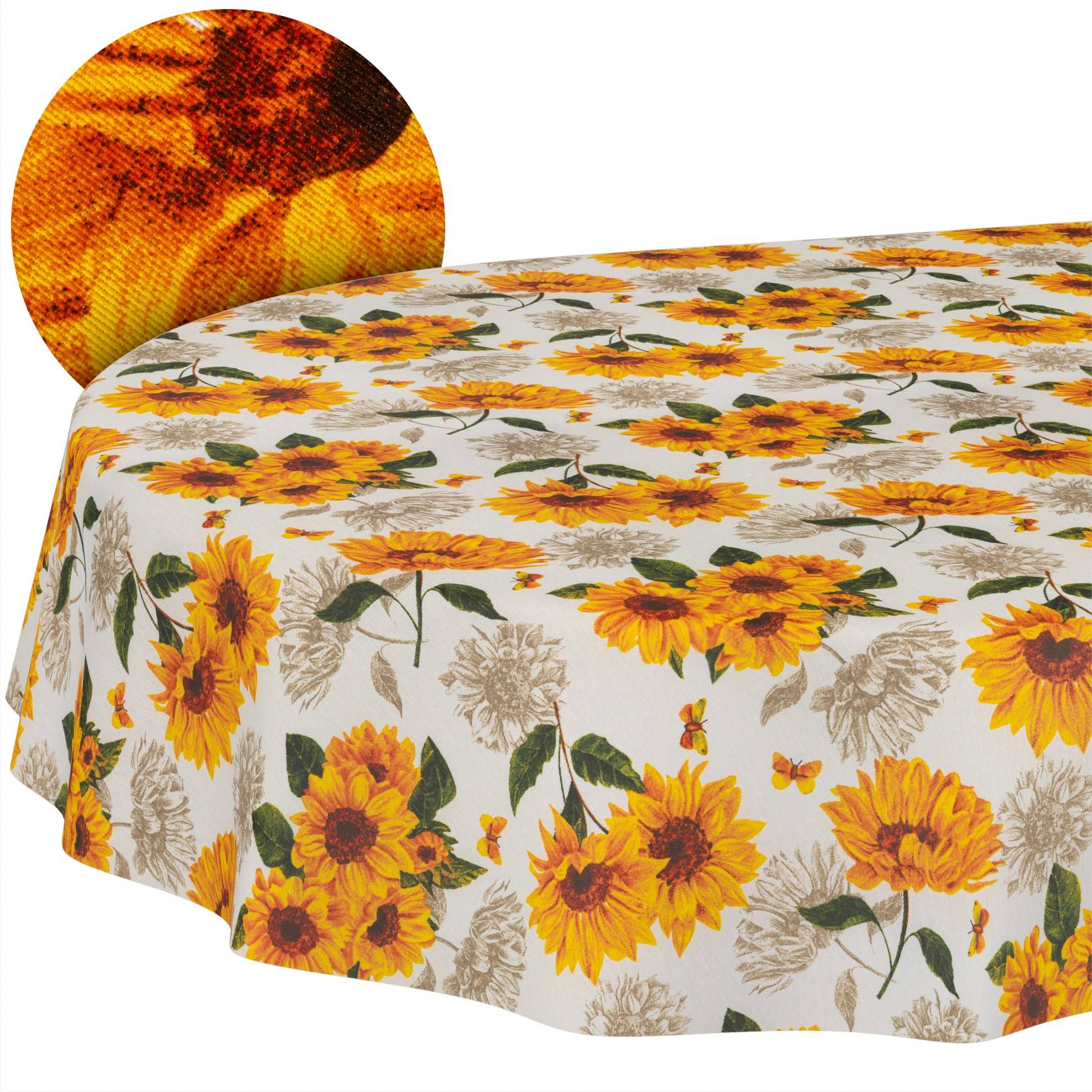 Tisch mit weißer Tischdecke, die mit gelben und orangefarbenen Sonnenblumen und Blättern gemustert ist, zusammen mit einem passenden Kissen oder Stuhllehne mit Sonnenblumenmuster dargestellt.