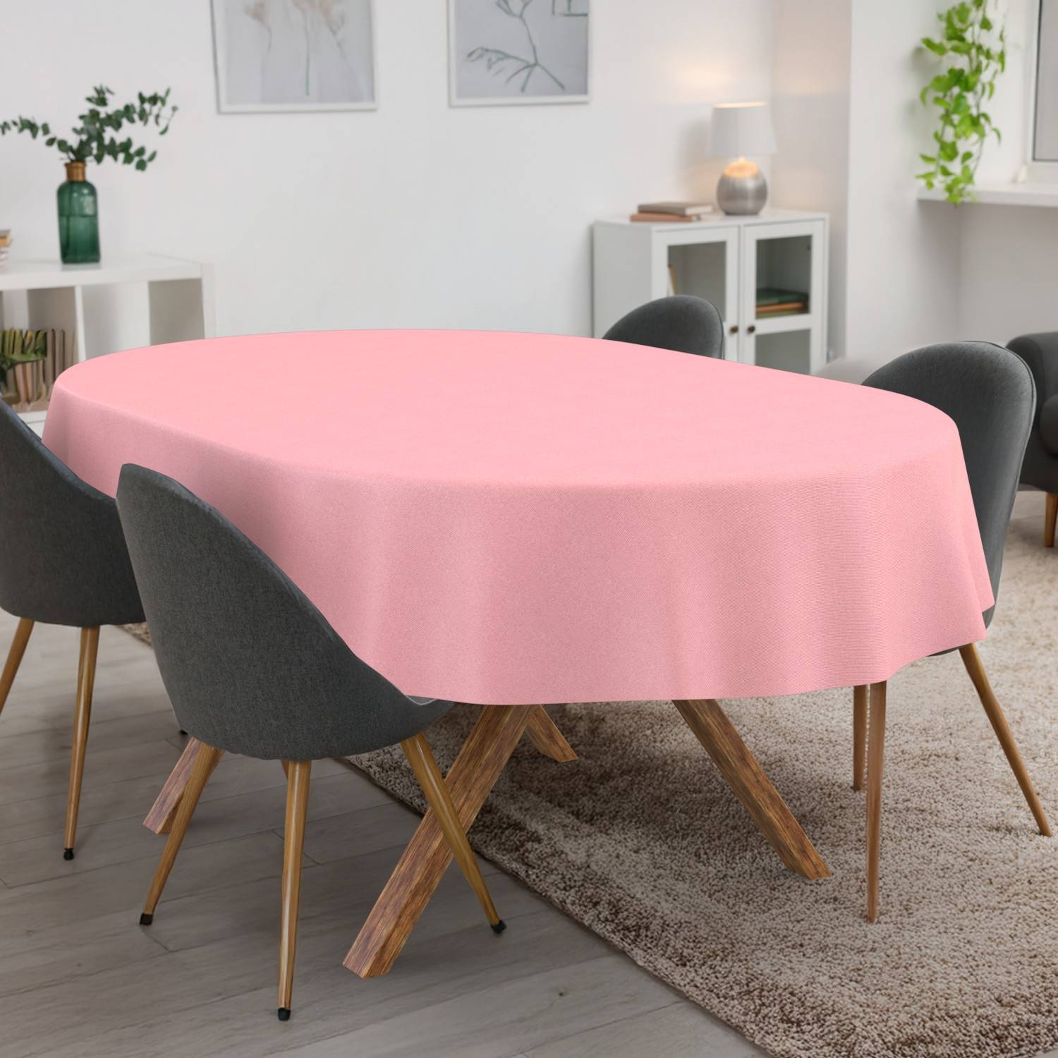 Rosa ovale Tischdecke auf einem Esstisch, umgeben von dunkelgrauen Stühlen in einem modernen Wohnzimmer.