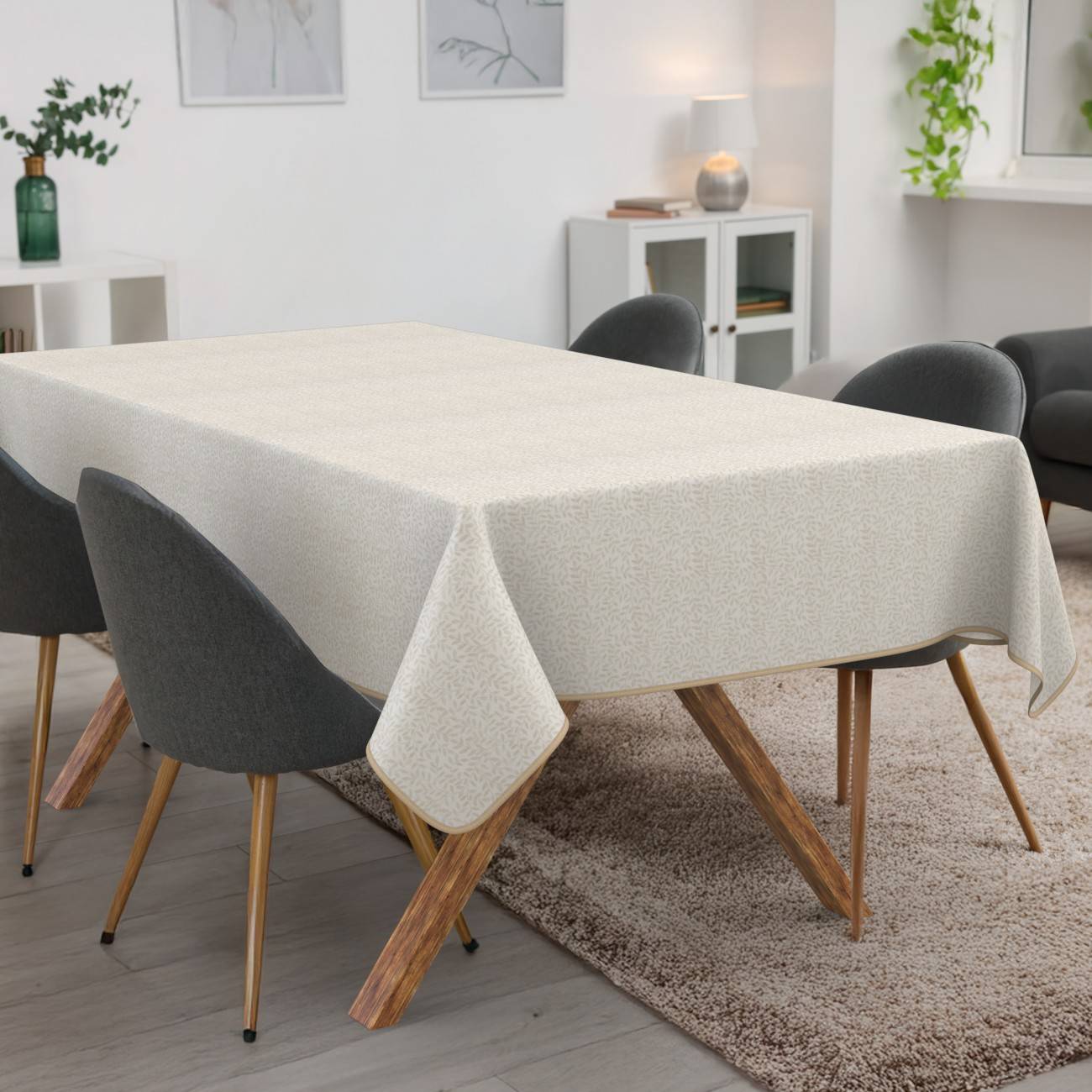 Ein Esstisch mit einer hellbeigen Tischdecke ist von dunkel gepolsterten Stühlen in einem modernen Wohn-Esszimmer umgeben.