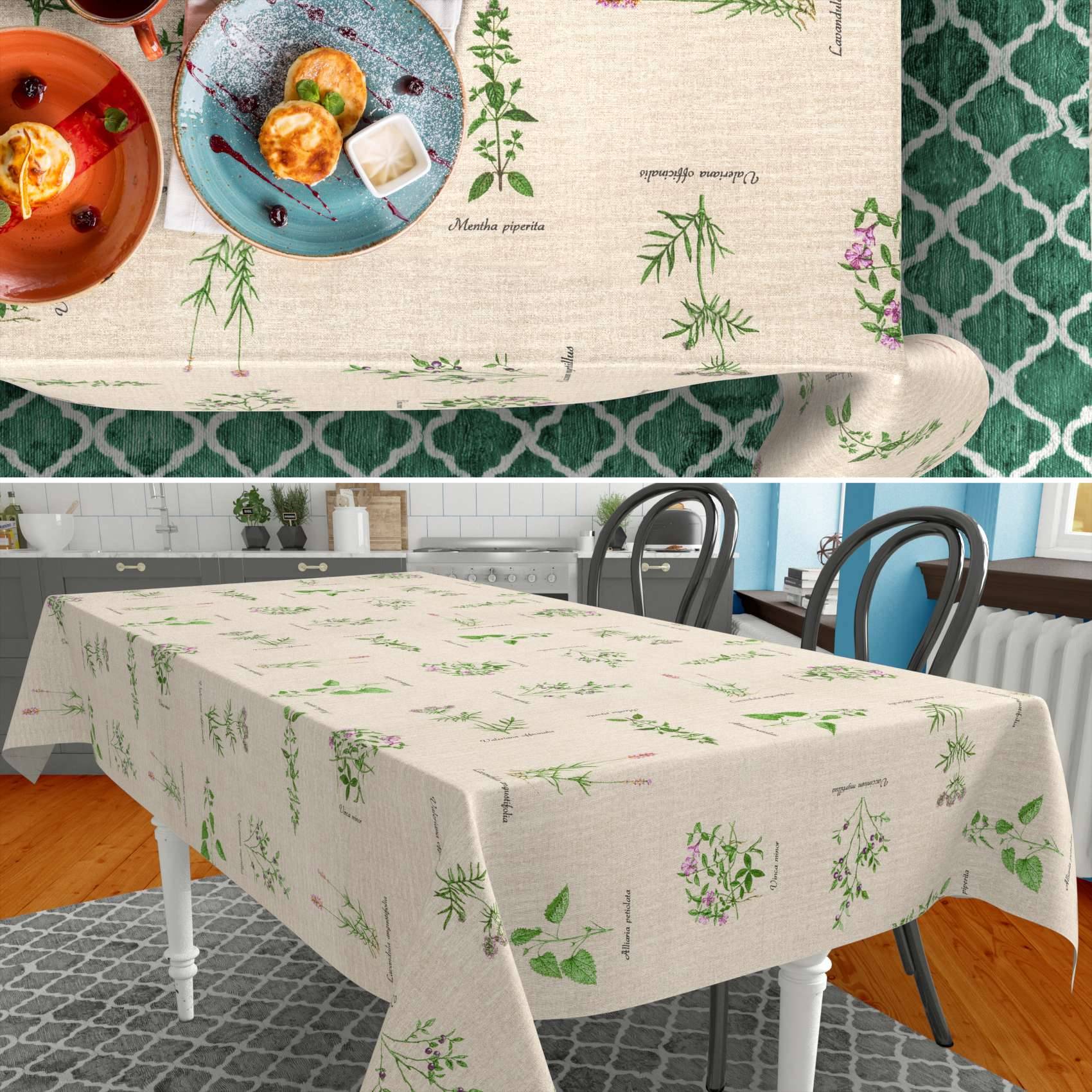 Grüne Tischdecke mit Kräutermuster in Nahaufnahme und auf einem Esstisch in einer Küche gezeigt, mit sichtbaren Gedeck und Stühlen.