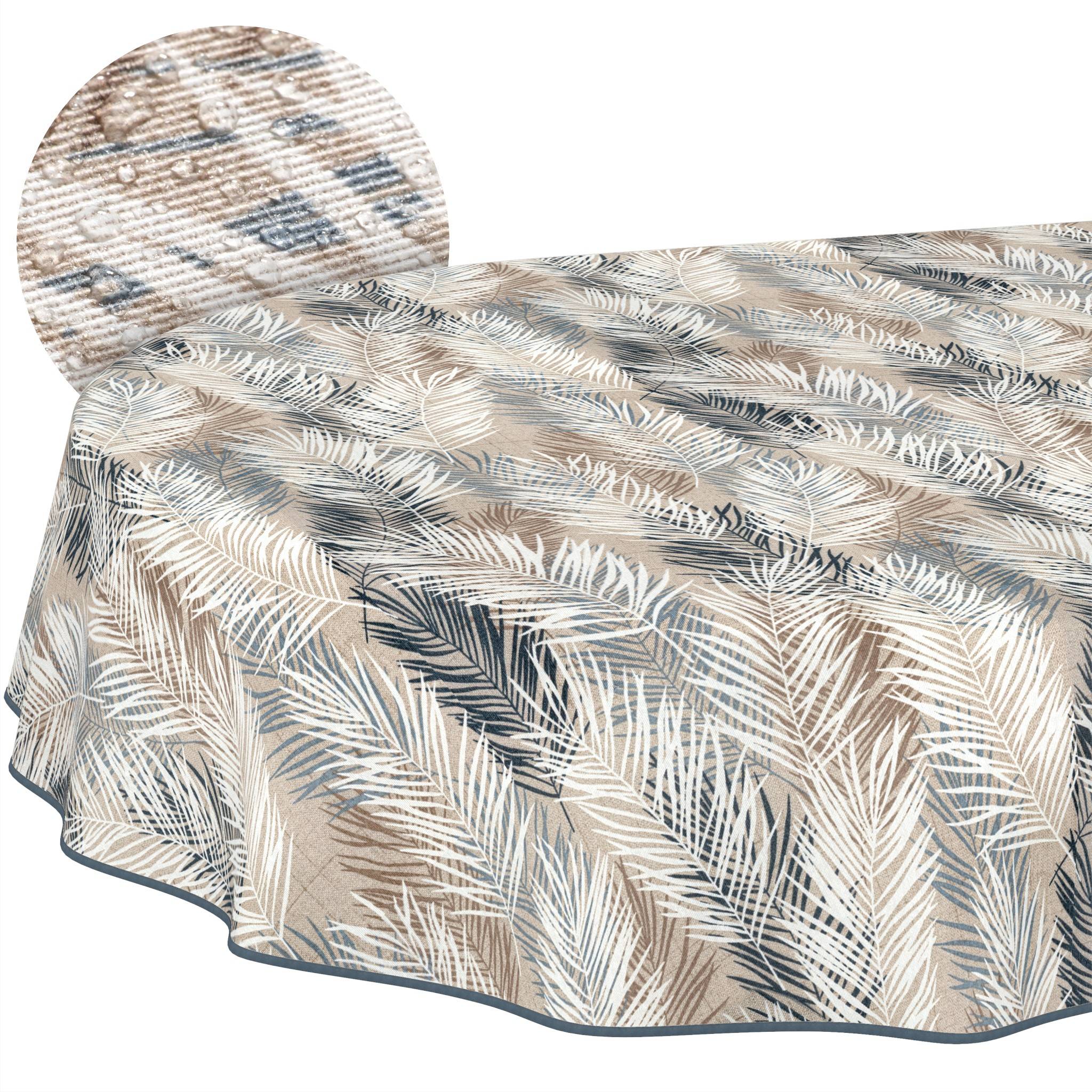 Runder Tisch mit einer beige, weiß und grau gemusterten Tischdecke mit Blattmotiven.