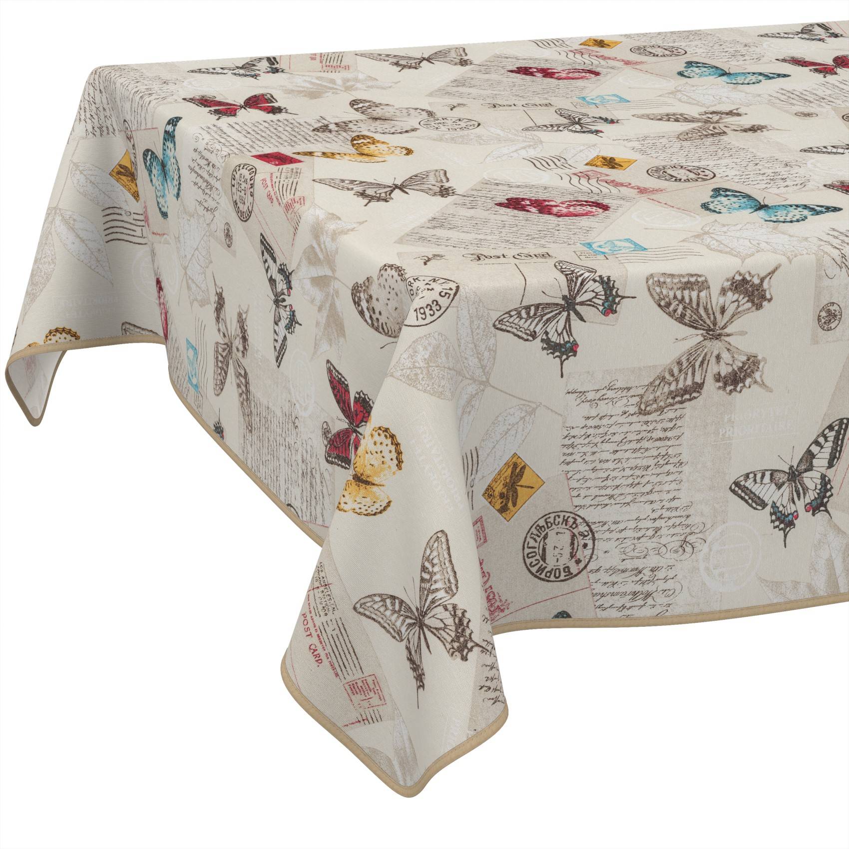 Tischdecke mit Schmetterlingsmuster und Vintage-Postkarten- sowie Schriftmotiven auf hellem Hintergrund, drapiert über einen rechteckigen Tisch.
