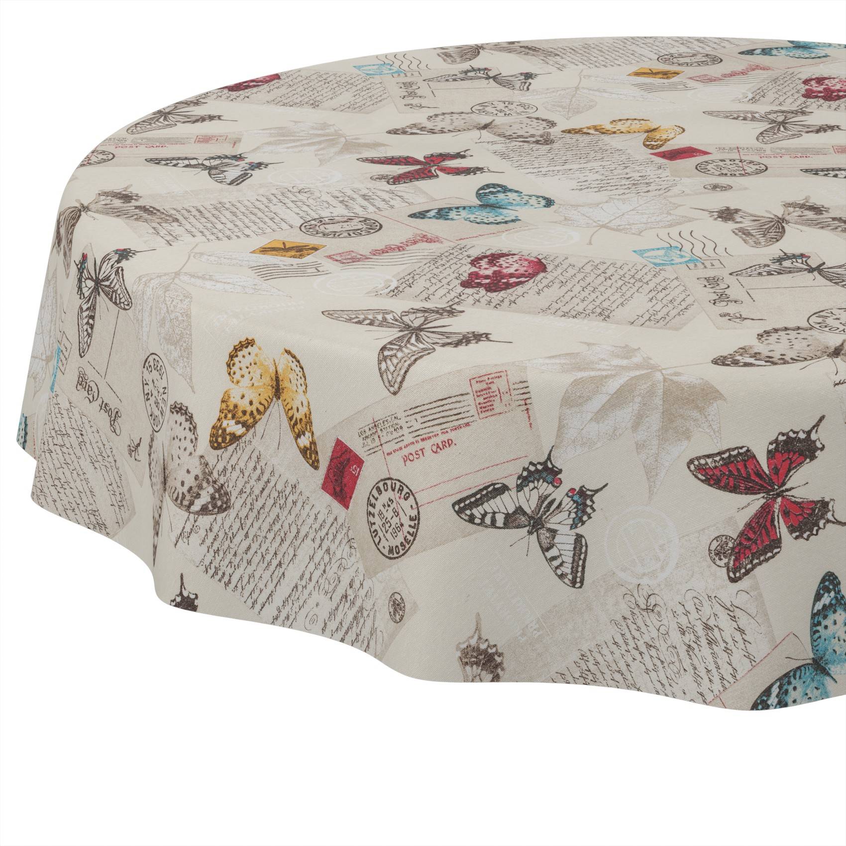 Tischdecke mit Schmetterlingsmuster und Motiven von Vintage-Postkarten sowie handschriftlichen Texten, über einen rechteckigen Tisch drapiert.
