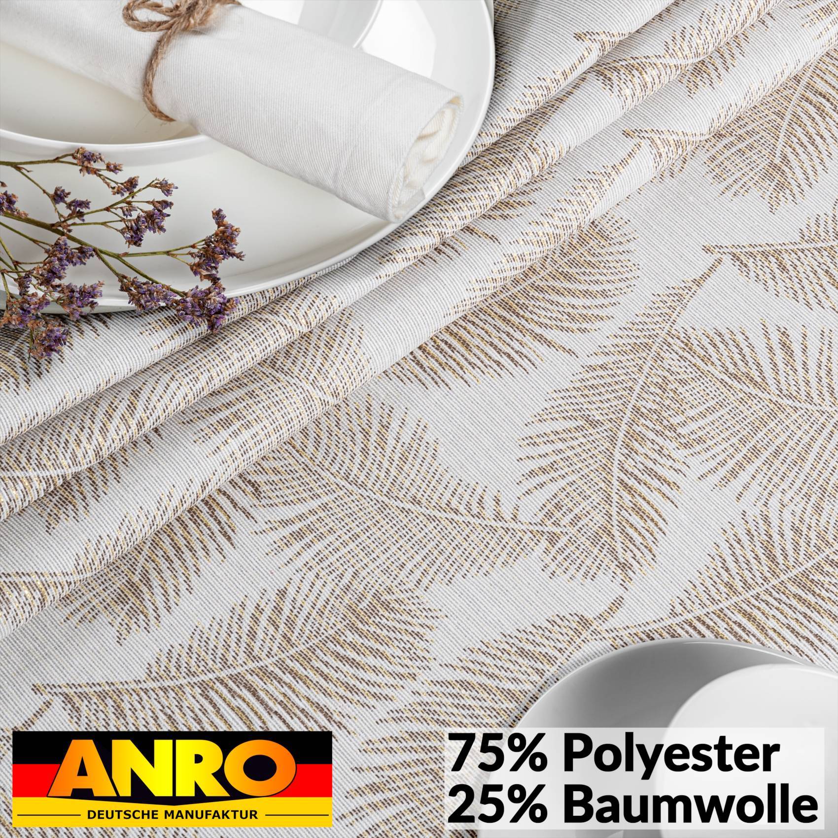 Nahaufnahme eines gemusterten Stoffes mit Goldblatt-Motiven und einem Etikett mit der Aufschrift „75% Polyester 25% Baumwolle