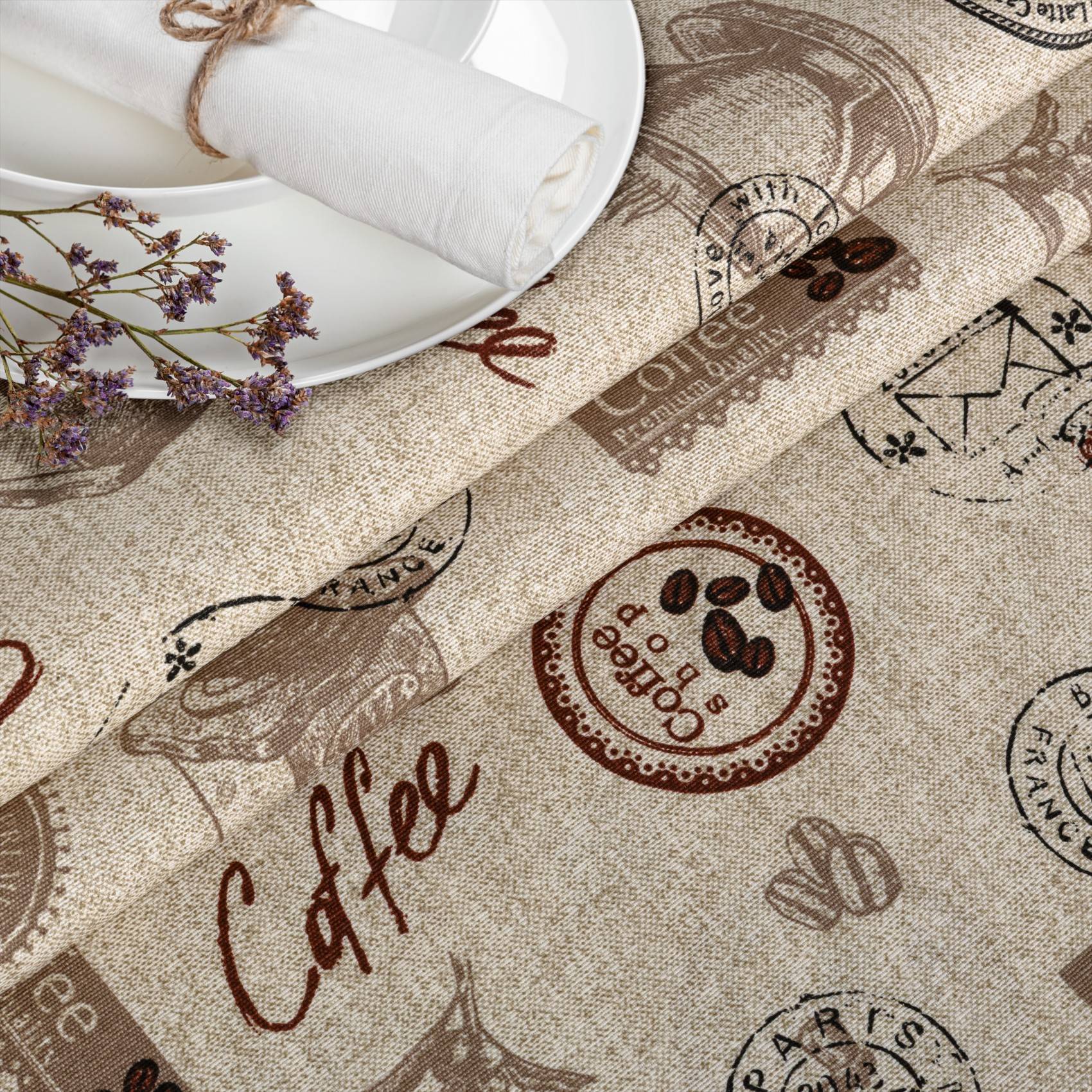 Dekorativer Kaffeestoff aus Jute mit bedruckten Kaffeetassen, Bohnen und Worten wie „Kaffee