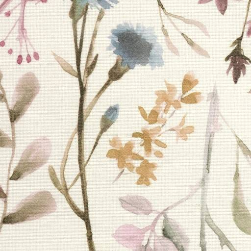 Nahaufnahme eines cremefarbenen Stoffs mit einem zarten, aquarellstilisierten Blumenmuster in Rosa, Blau, Gelb und Grün.