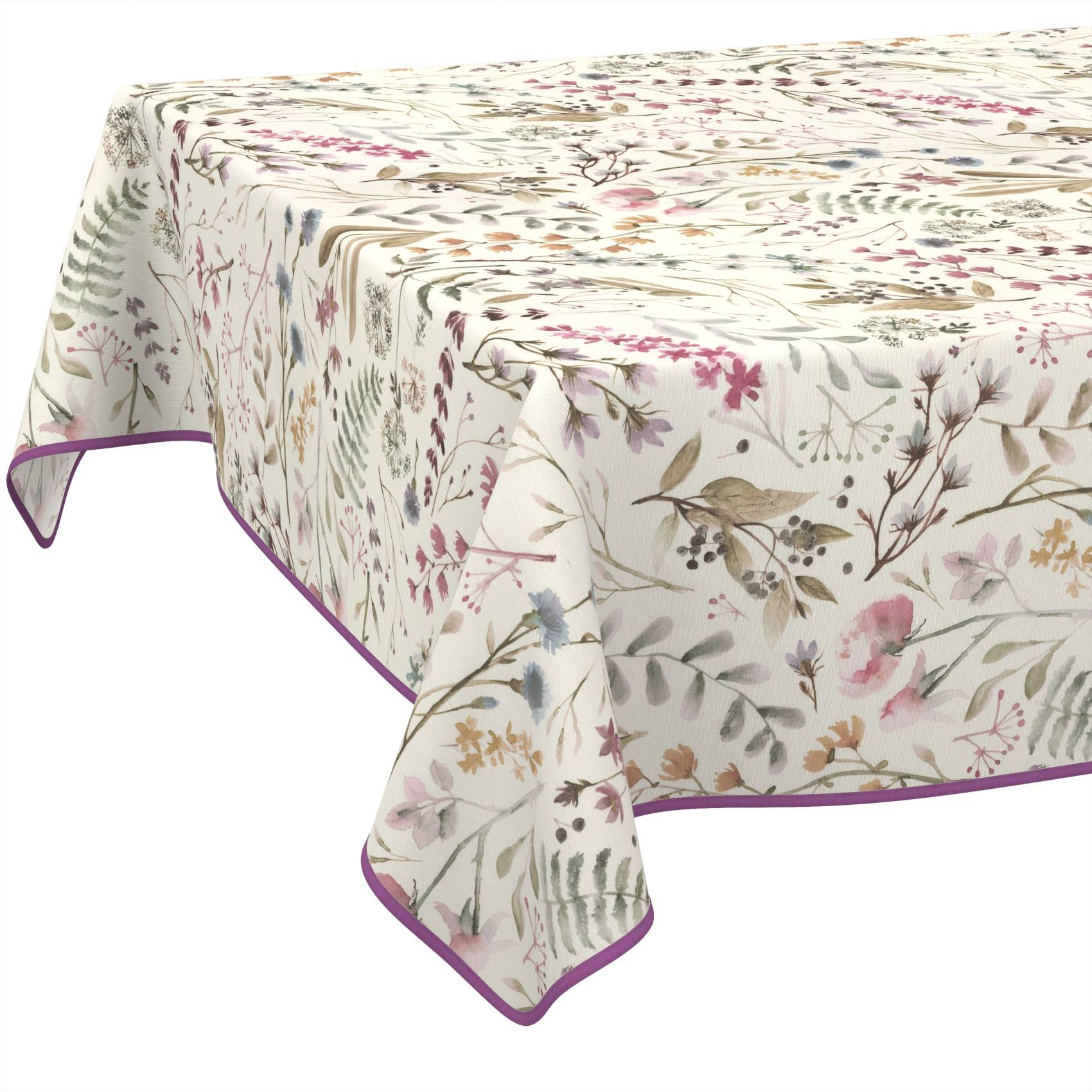 Tischdecke mit Blumenmuster auf weißem Hintergrund und purpurgesäumter Kante, die über einen Tisch drapiert ist.