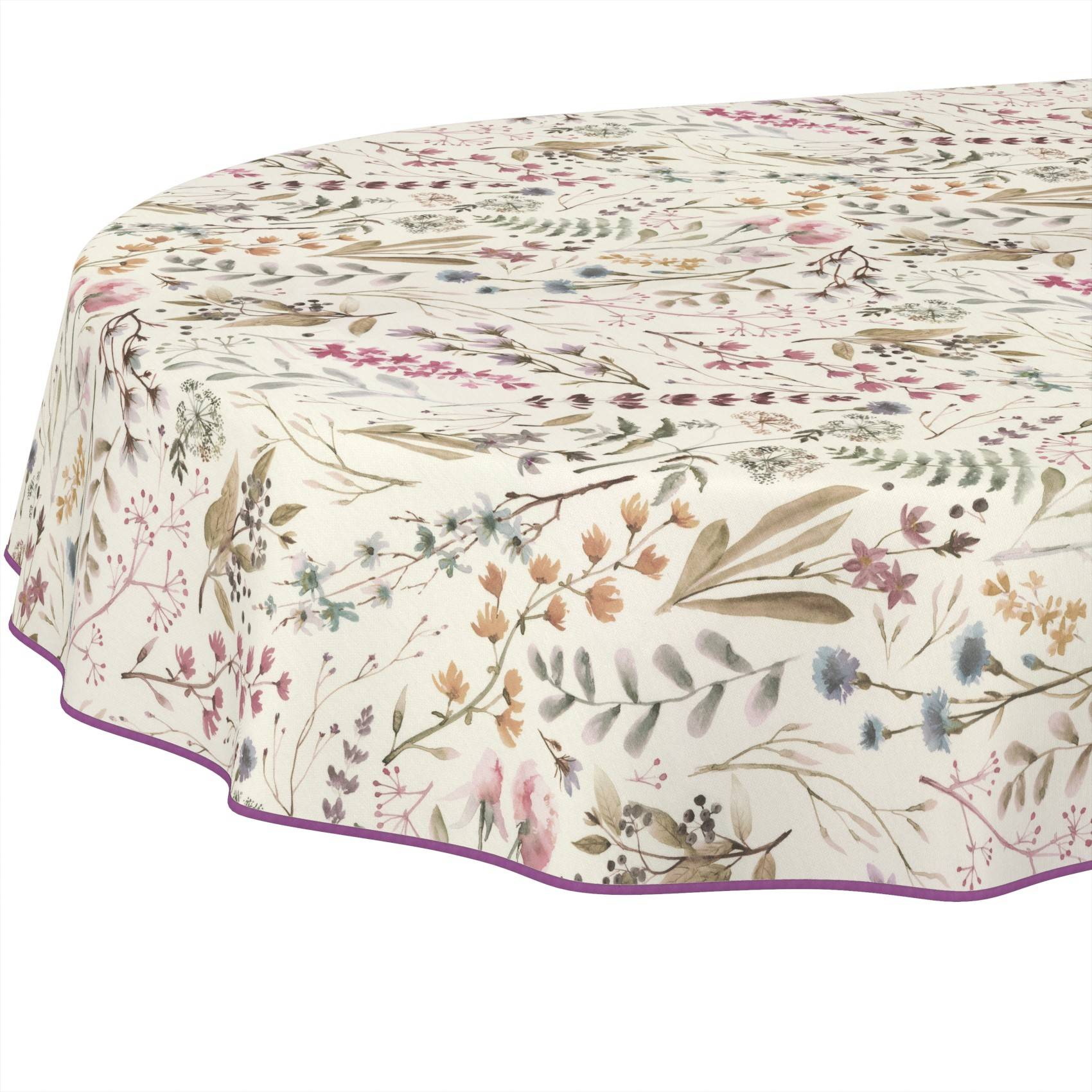 Runde Tischdecke mit zartem Blüten- und Blattmotiv im botanischen Design, mit violettem Rand, über einen runden Tisch drapiert.