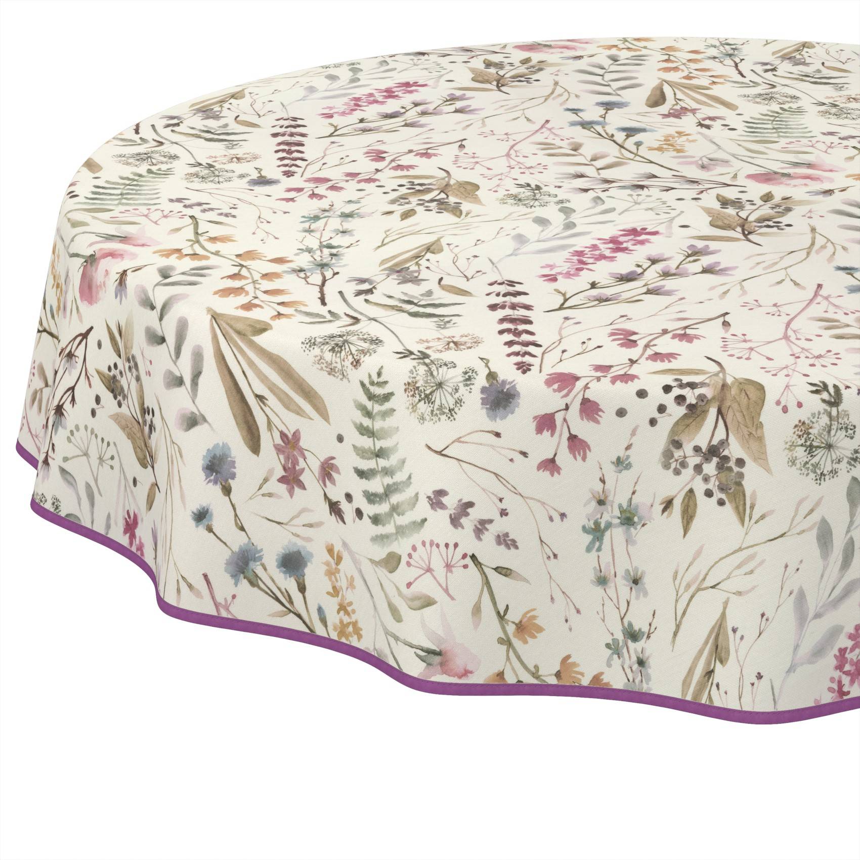 Tischdecke mit Blumenmuster mit cremefarbenem Hintergrund und violettem Besatz, über einen Tisch drapiert.