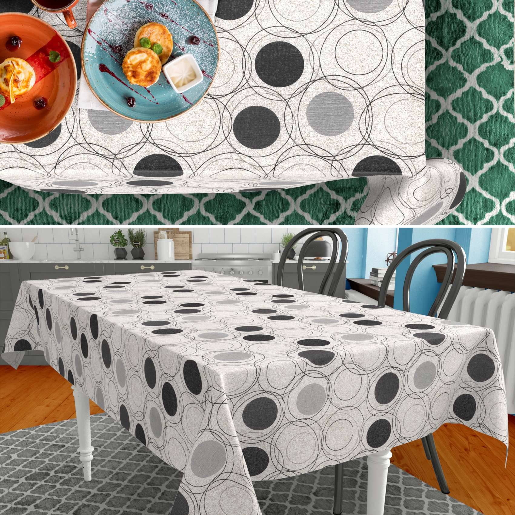 Esstisch mit einer grau-schwarzen, kreisförmig gemusterten Tischdecke in einem hellen Küchen-Esszimmer.