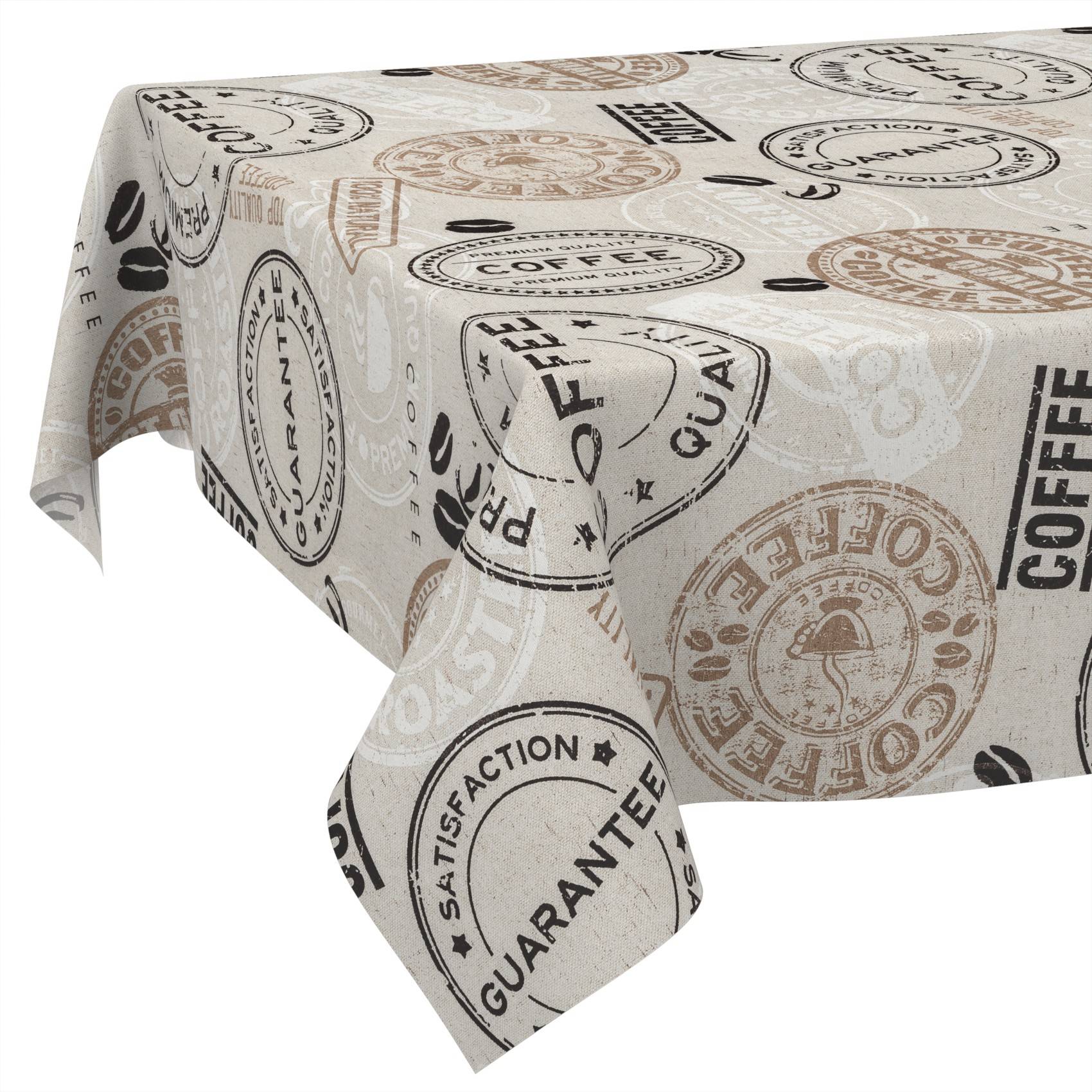 Kaffee-motiviertes Tischtuch, das über einen Tisch drapiert ist, bedruckt mit kreisförmigen Kaffee- und "Garantie""-Stempeldesigns in Beige und Schwarz.