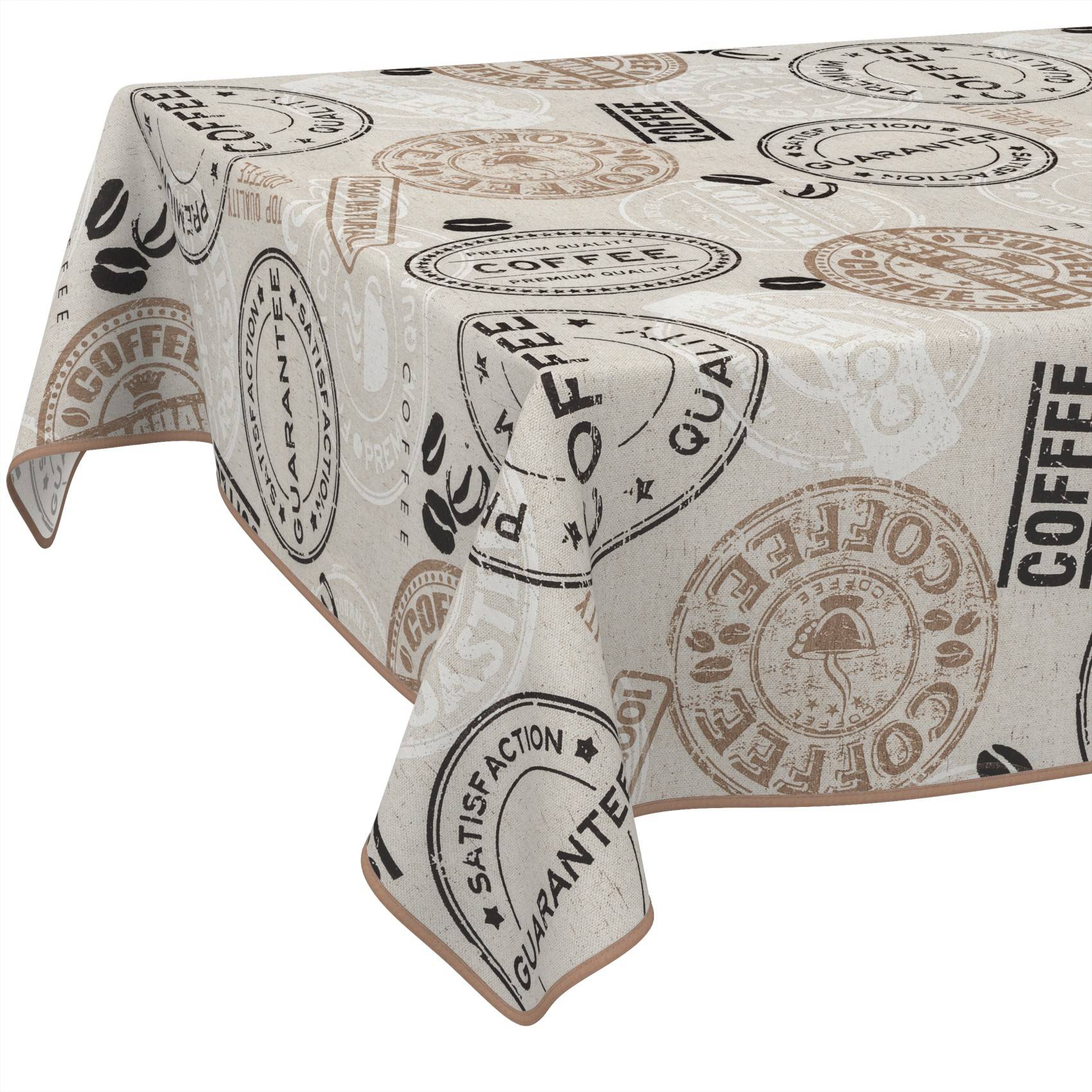 Rechteckiger Tisch mit einer beigen Tischdecke im Kaffee-Design, bedruckt mit vintage-inspirierten Kaffeestempeln und Wörtern wie „COFFEE" und „QUALITY"".