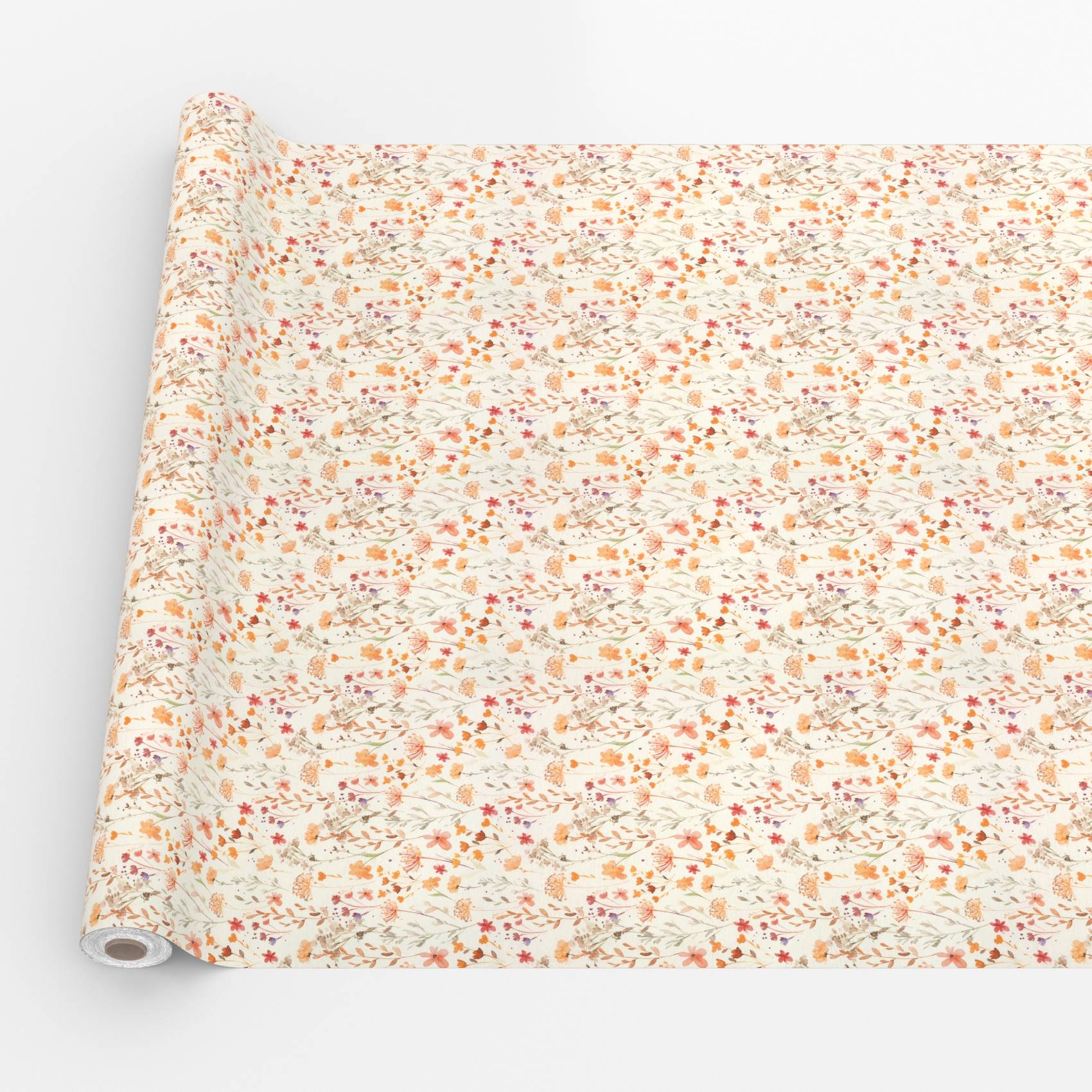 Eine Rolle beigefarbenes Geschenkpapier mit Blumenmuster und kleinen orangefarbenen und rosa Blüten auf weißem Grund.