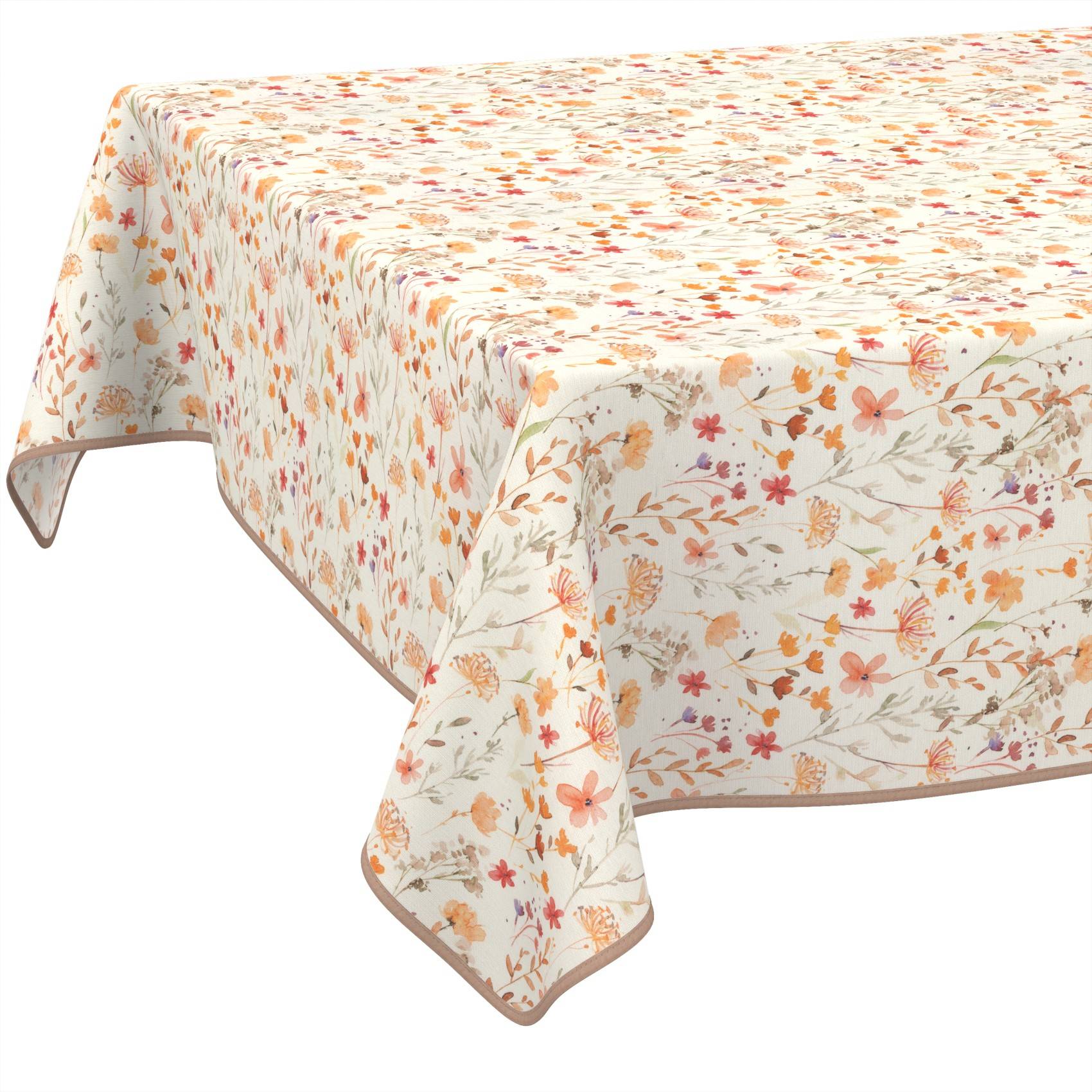 Tischdecke mit Blumenmuster, über einen rechteckigen Tisch drapiert, mit cremefarbenem Hintergrund und orange-rosa Blüten und Blättern.