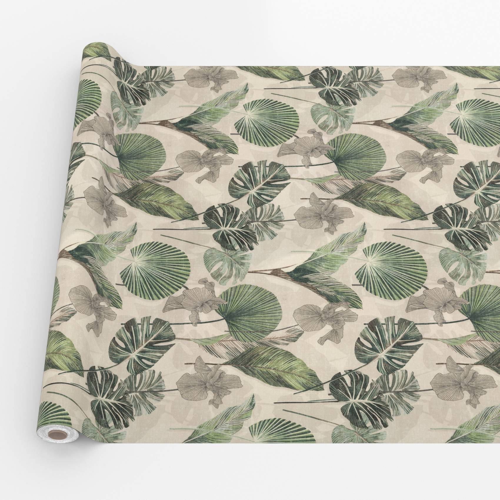 Gerolltes tropisches Blattmuster-Geschenkpapier in Grün und Beige auf weißem Untergrund.