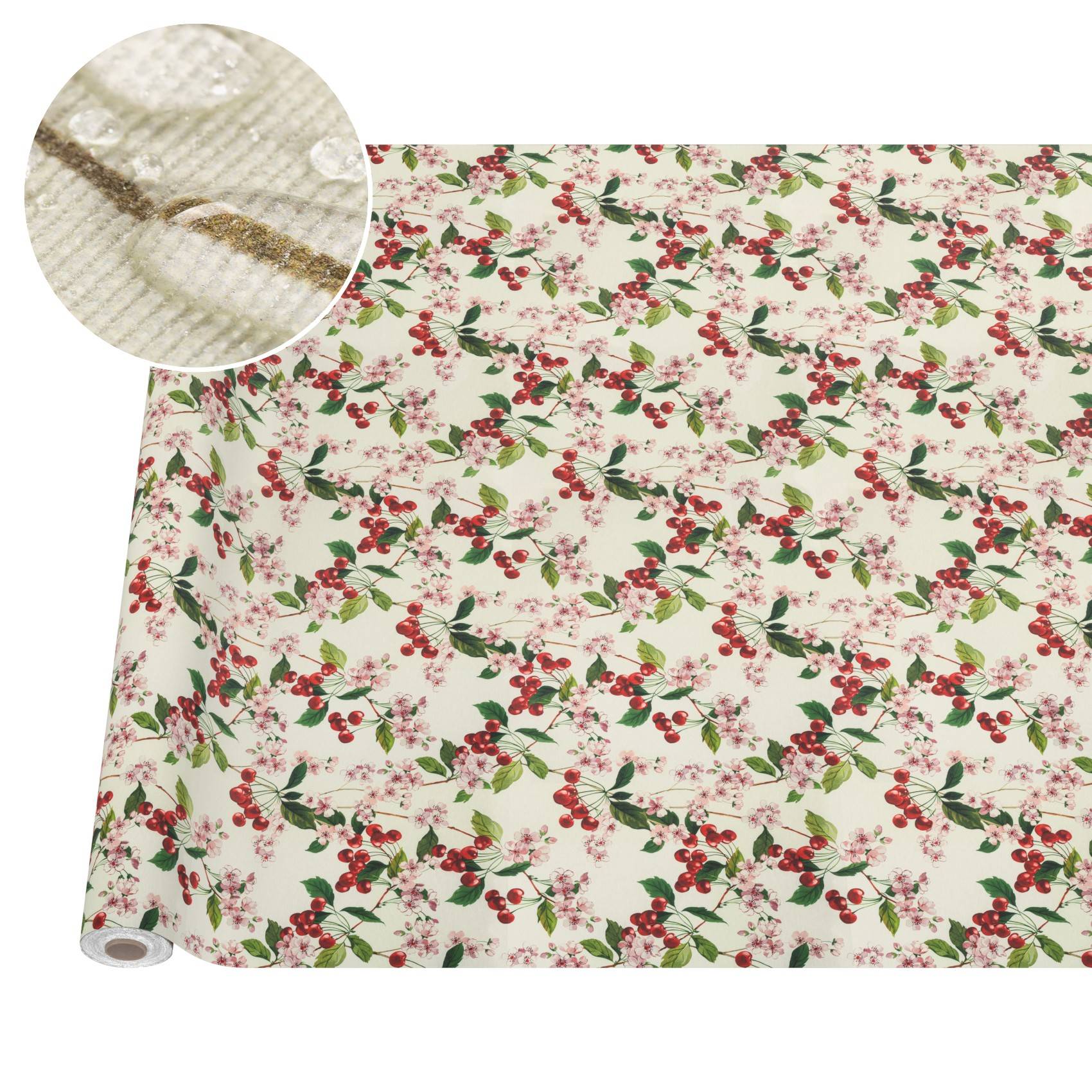 Rolle aus Stoff mit Blumenmuster mit roten Beeren, grünen Blättern und rosa Blüten, gezeigt mit einer Nahaufnahme des Webgewebes.