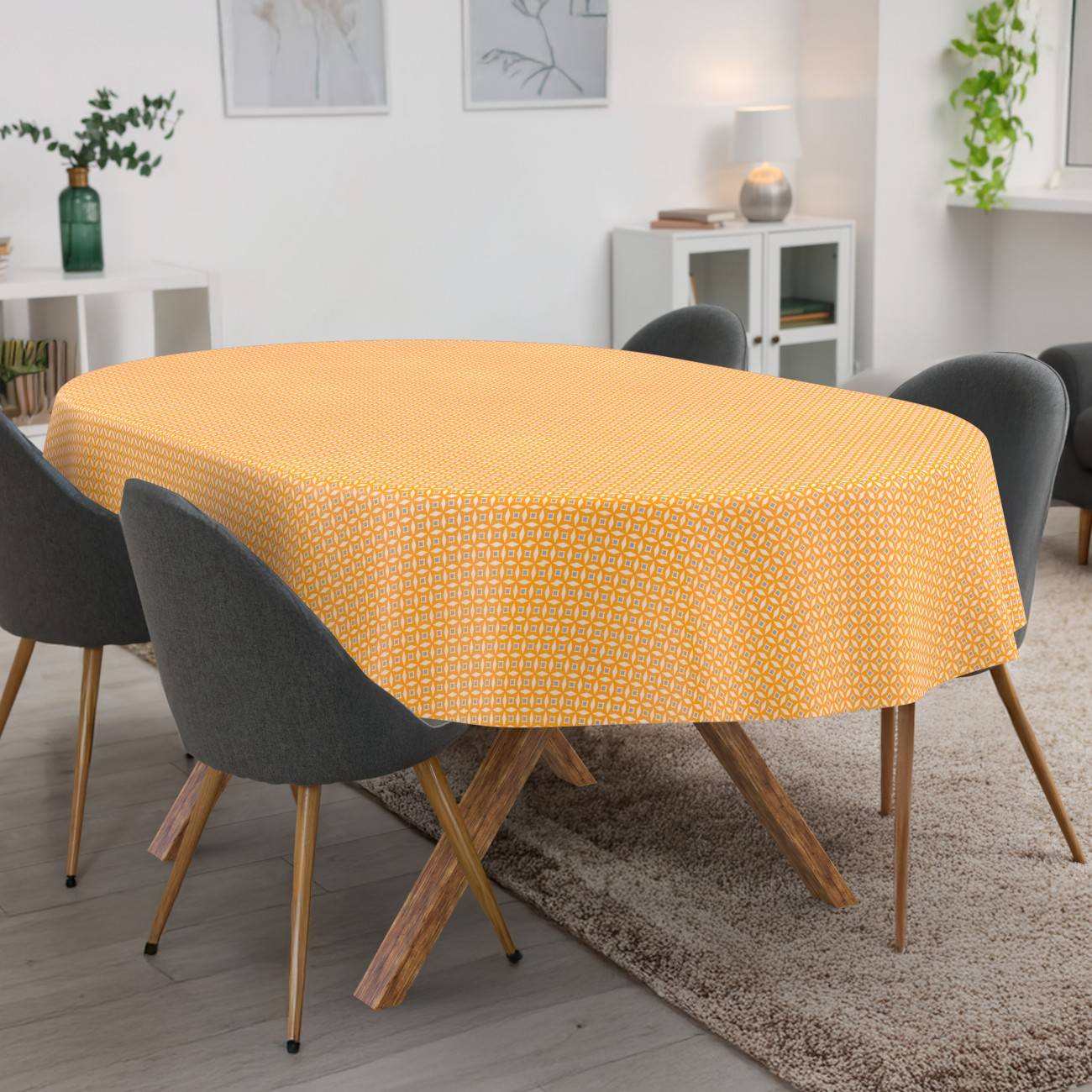 Modernes Esszimmer mit einer gelb gemusterten Tischdecke auf einem ovalen Tisch, umgeben von dunkel gepolsterten Stühlen auf einem Teppich.