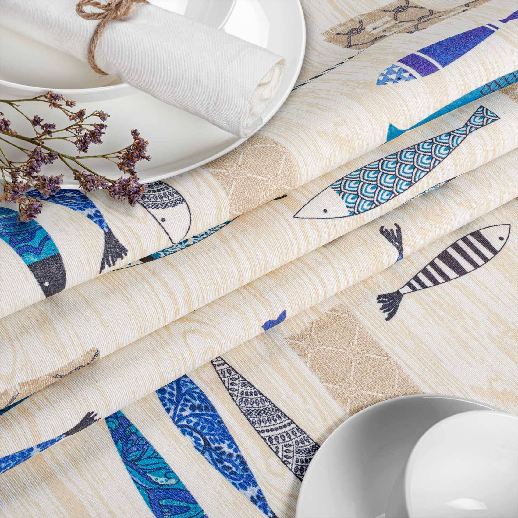 Gemusterte Stoffe oder Tapetenmuster mit Fisch- und geometrischen Designs, arrangiert mit weißem Geschirr und getrockneten Blumen auf einer Tischplatte.