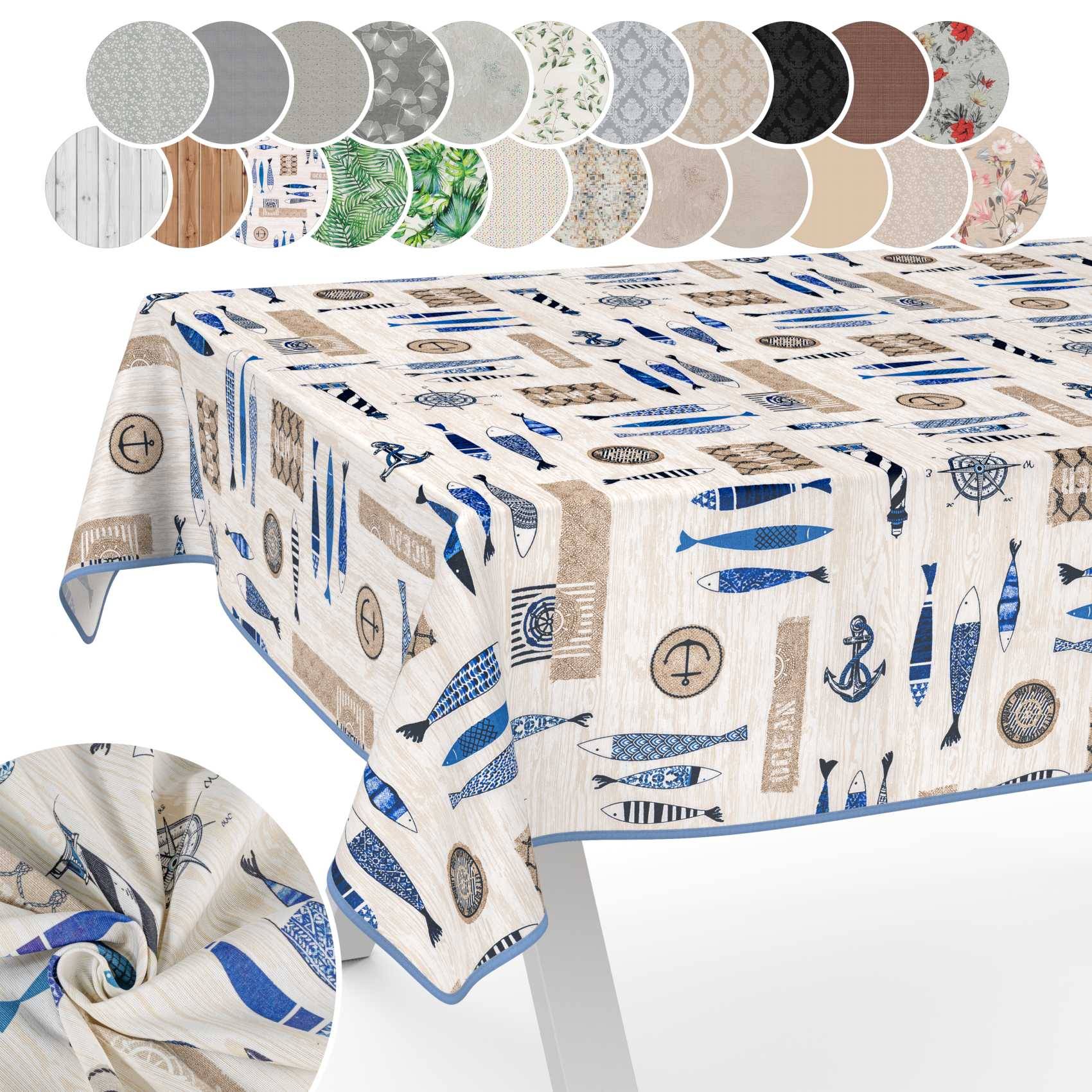 Blau-beige Tischdecke im Nautik-Stil mit Fisch-, Anker- und Seilmustern, über einem Tisch drapiert dargestellt, mit kreisförmigen Stoff-Mustern oben und einer Nahaufnahme einer Falte unten.