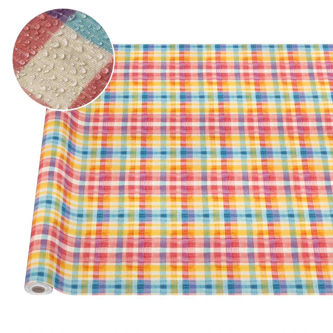 Farbenfrohe Karostoff-Tischdeckenrolle mit wasserabweisender Oberfläche, gezeigt mit einer Nahaufnahme von Wassertropfen auf dem Stoff.