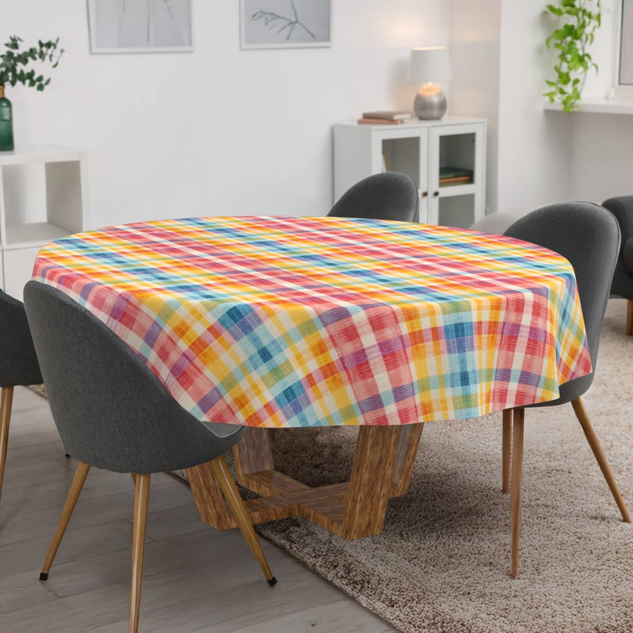 Esstisch mit einer farbenfrohen karierten Tischdecke bedeckt, umgeben von vier dunkel gepolsterten Stühlen in einem hellen modernen Raum.