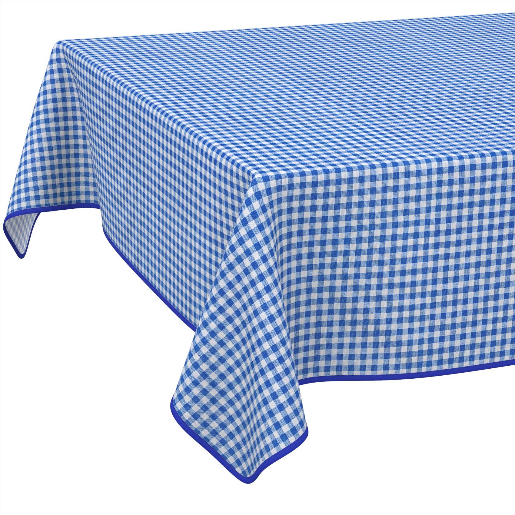 Blau-weiß kariertes Tischtuch über einen Tisch drapiert, mit gefalteten Ecken vor einem einfachen weißen Hintergrund.