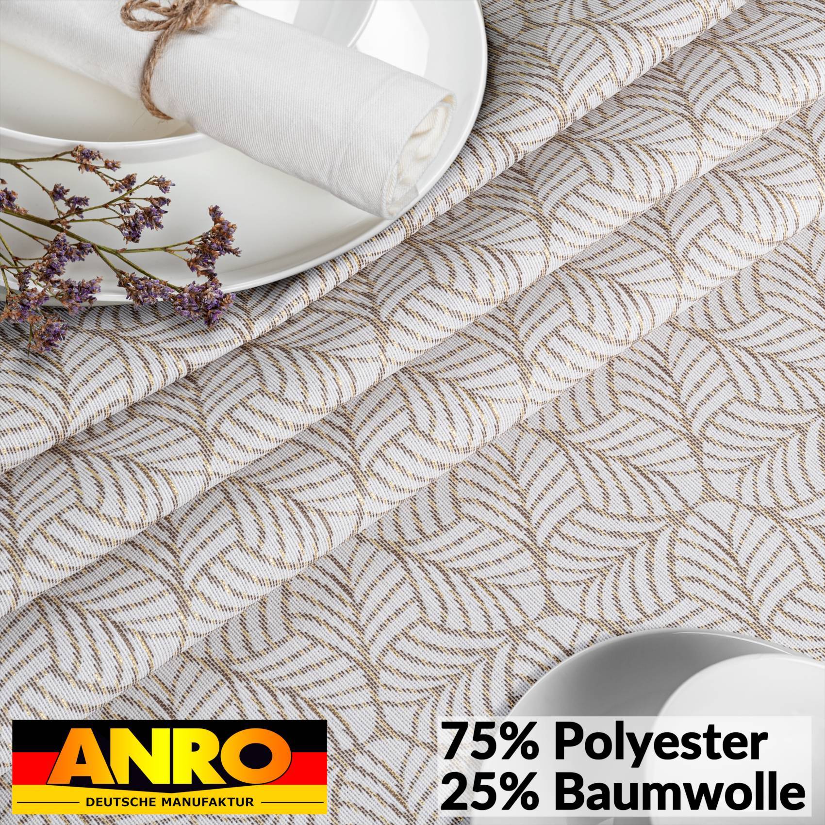 Nahaufnahme von gemustertem Stoff mit einem Teller und einer gerollten Serviette oben links; ANRO-Logo und Text „75% Polyester 25% Baumwolle