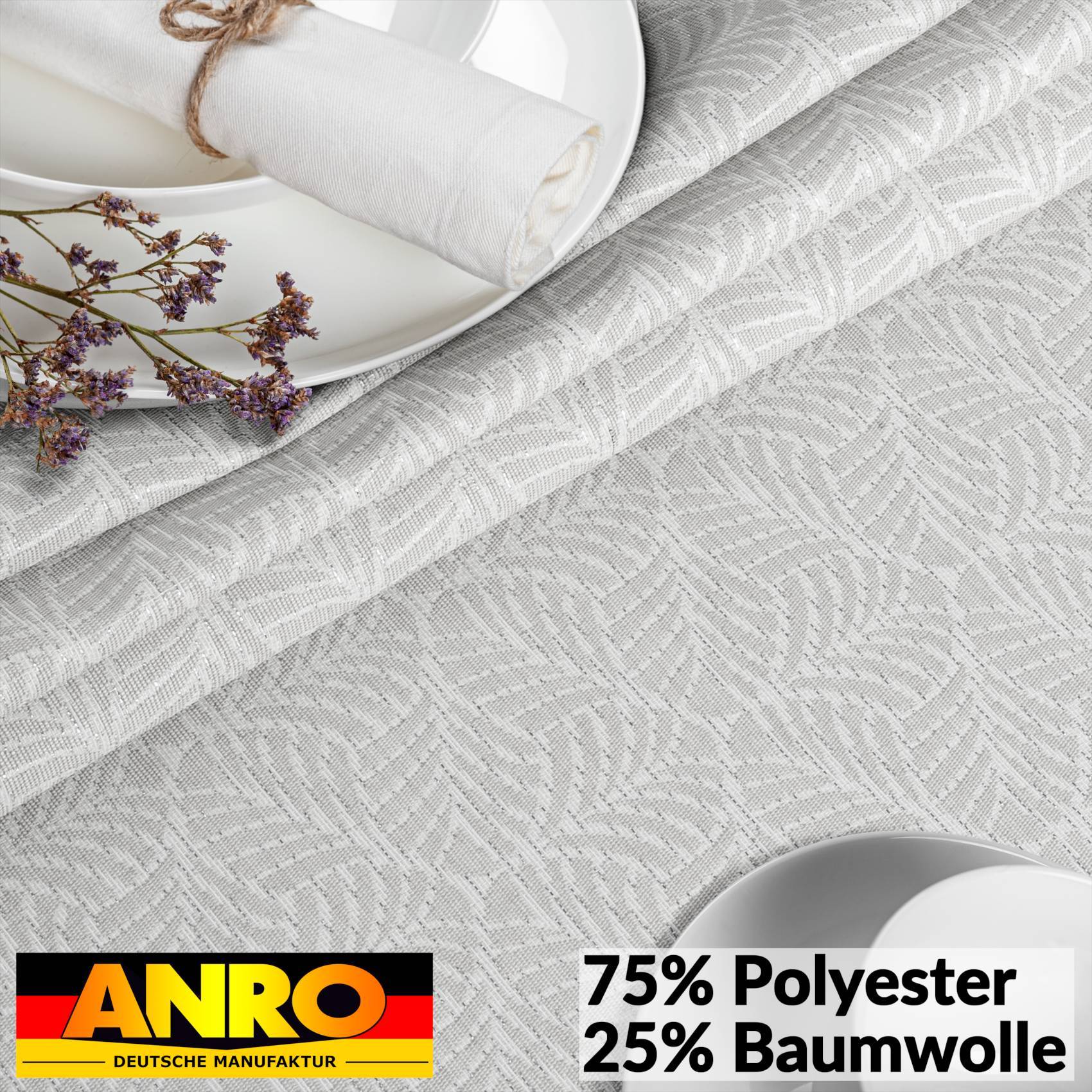Nahaufnahme eines grauen gemusterten Stoffs mit einem Etikett der ANRO Deutsche Manufaktur, das „75% Polyester 25% Baumwolle