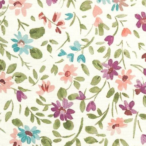 Zartes Blumenmuster mit verstreuten rosa, violetten, blauen und grünen Blüten und Blättern auf hellem Hintergrund.