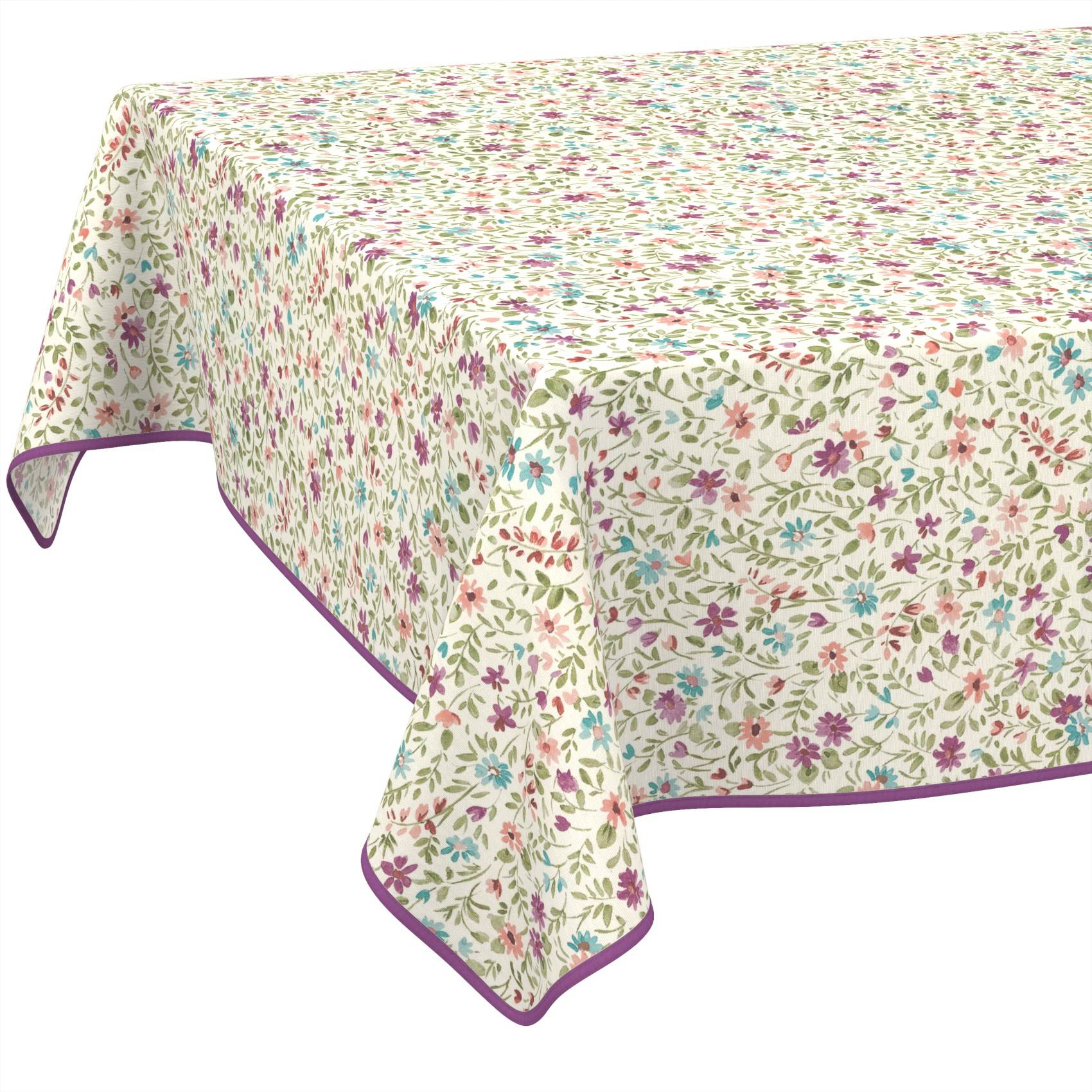 Rechteckige Tischdecke mit Blumenmuster und violettem Saum, über einem Tisch drapiert, vor weißem Hintergrund gezeigt.