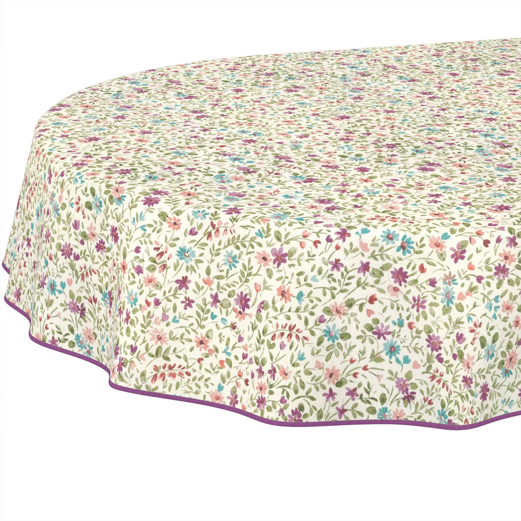 Rundtischdecke mit Blumenmuster und violetter Wellenkante auf weißem Hintergrund.