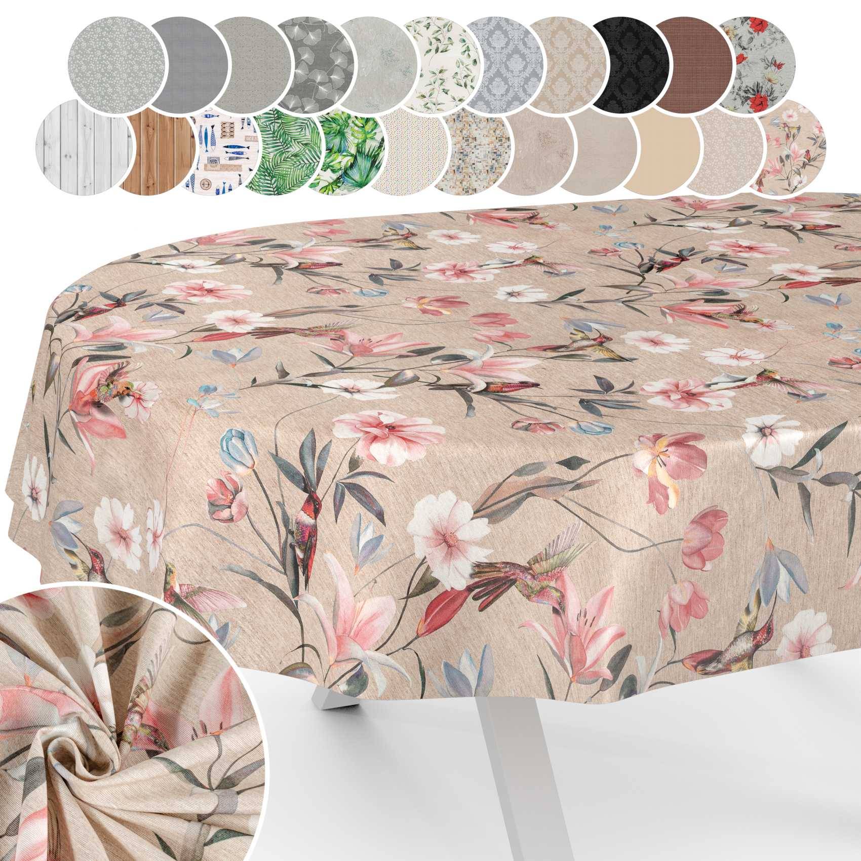 Blumige Tischdecke in Beige mit rosa und weißen Blüten auf einem Tisch, mit kleinen kreisförmigen Mustern, die andere Stoffmuster und Farben zeigen.