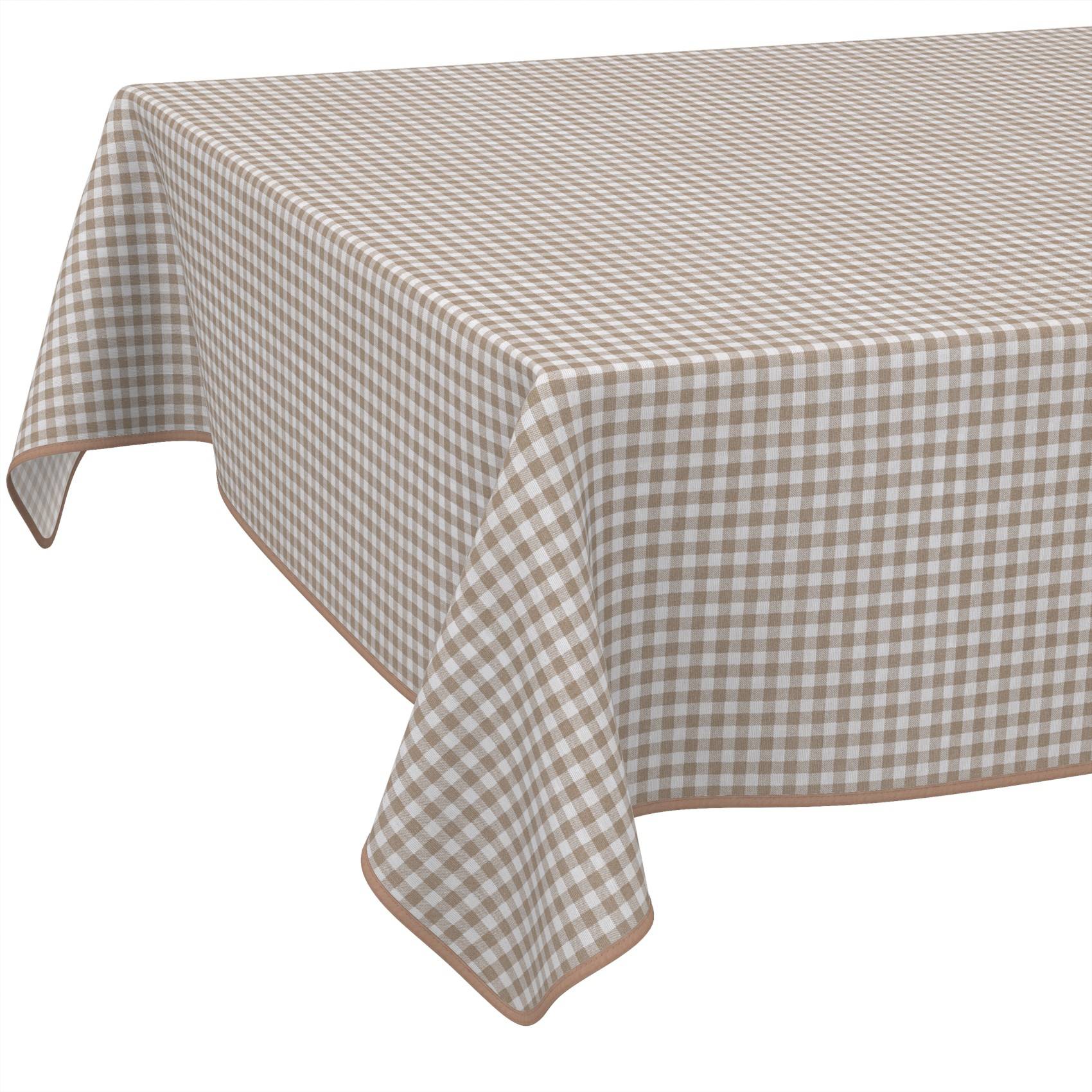 Ein rechteckiger Tisch, bedeckt mit einer beige-weiß karierten Tischdecke, die über die Kanten hängt, vor einem weißen Hintergrund.
