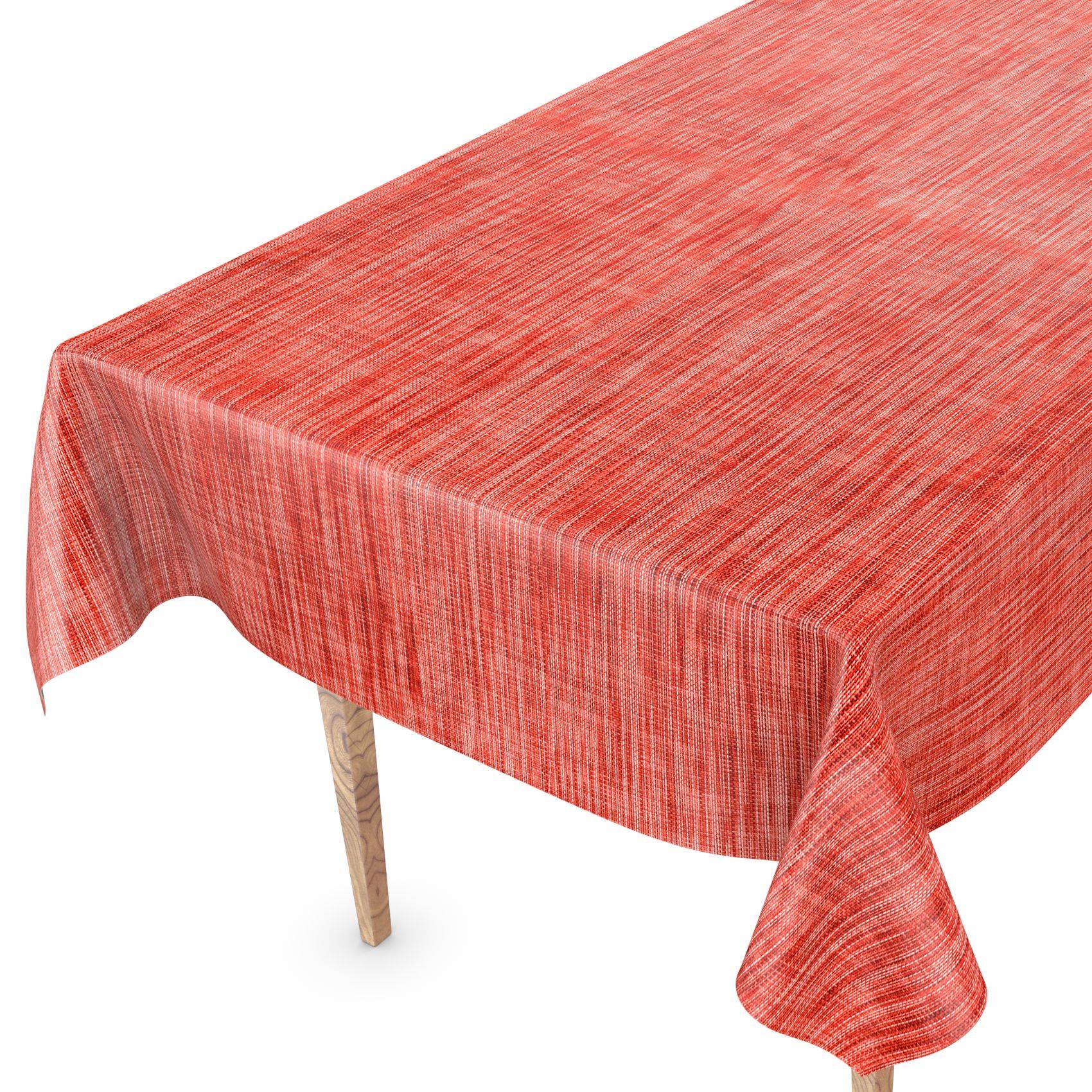 Rot gemustertes Tischtuch, das über einen rechteckigen Tisch drapiert ist, mit einem sichtbaren Holzbein auf weißem Hintergrund.
