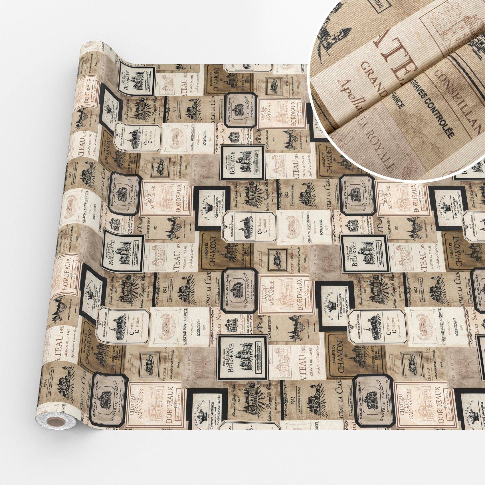 Rolle mit dekorativer Tapete bedruckt mit Vintage-Weinetikett-Motiven in Beige- und Brauntönen, gezeigt mit einer Nahaufnahme des Etikett-Musters.