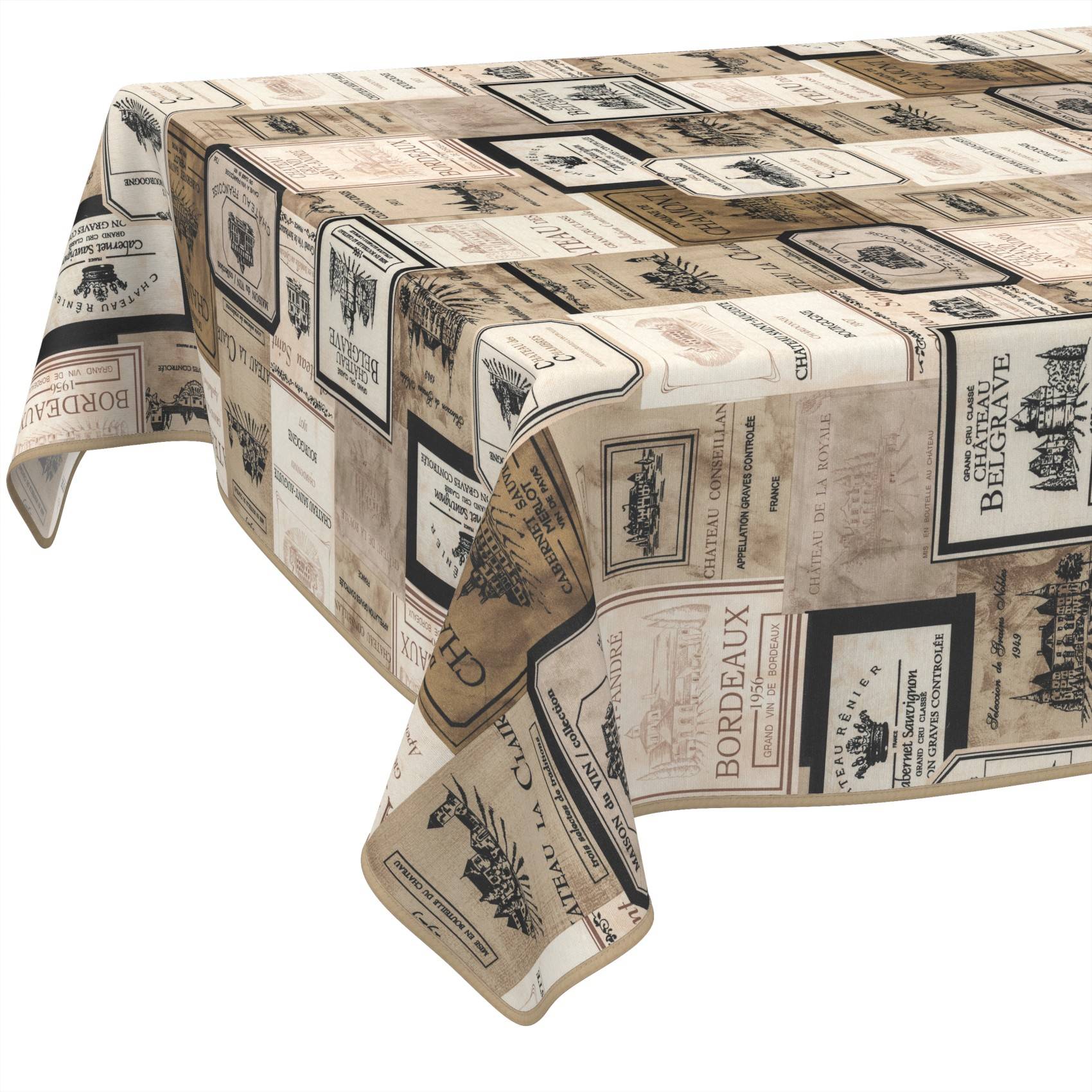 Rechteckiger Tisch mit einer beigefarbenen Tischdecke im Vintage-Weinetikett-Design, die über die Kanten drapiert ist, auf weißem Hintergrund.
