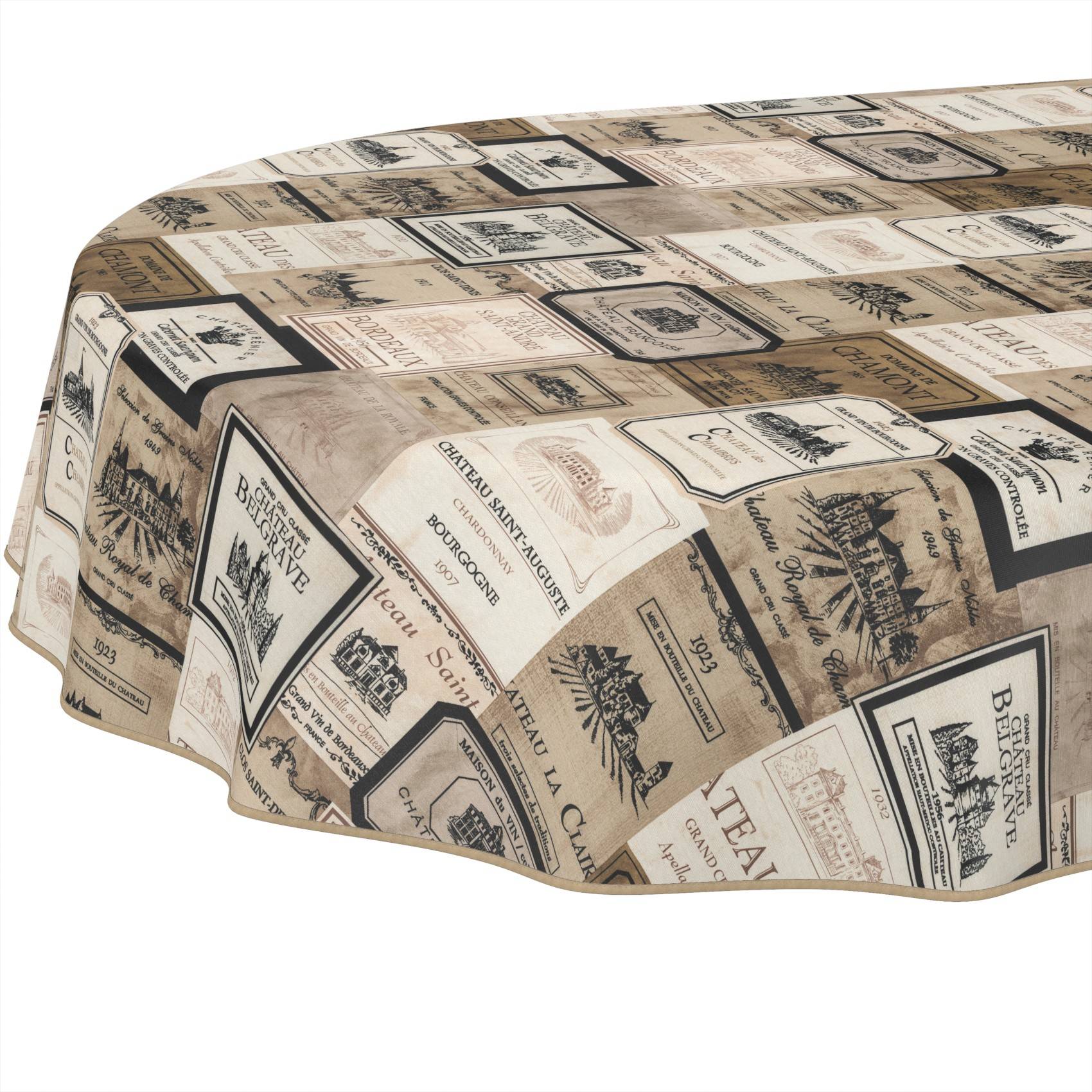 Rechteckiger Tisch mit einer beige-braunen gemusterten Tischdecke, die Vintage-Weinetiketten und französische Texte zeigt.