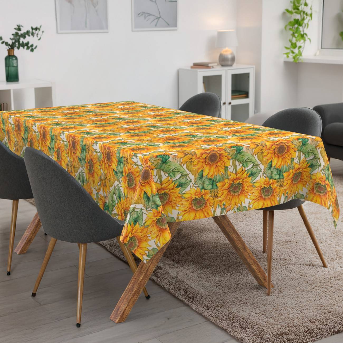 Esstisch mit einer hell gemusterten Sonnenblumen-Tischdecke in einem modernen Wohnzimmer.