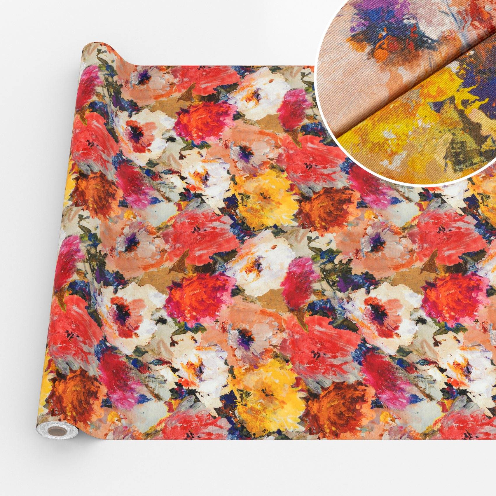 Bunte, blumig gemusterte Stoff- oder Tapetenbahn mit abstrakten roten, rosa, gelben und orangefarbenen Blüten; die Vergrößerung zeigt Detail der Textur und Farbgebung.