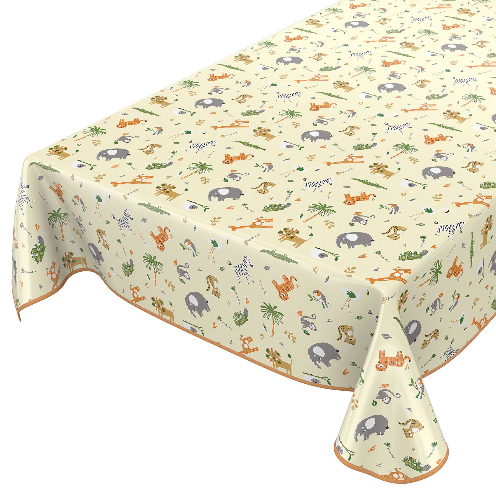 Rechteckige Tischdecke mit cremefarbenem Hintergrund und buntem Druck mit Safari-Tieren und Palmen, über einen Tisch drapiert.