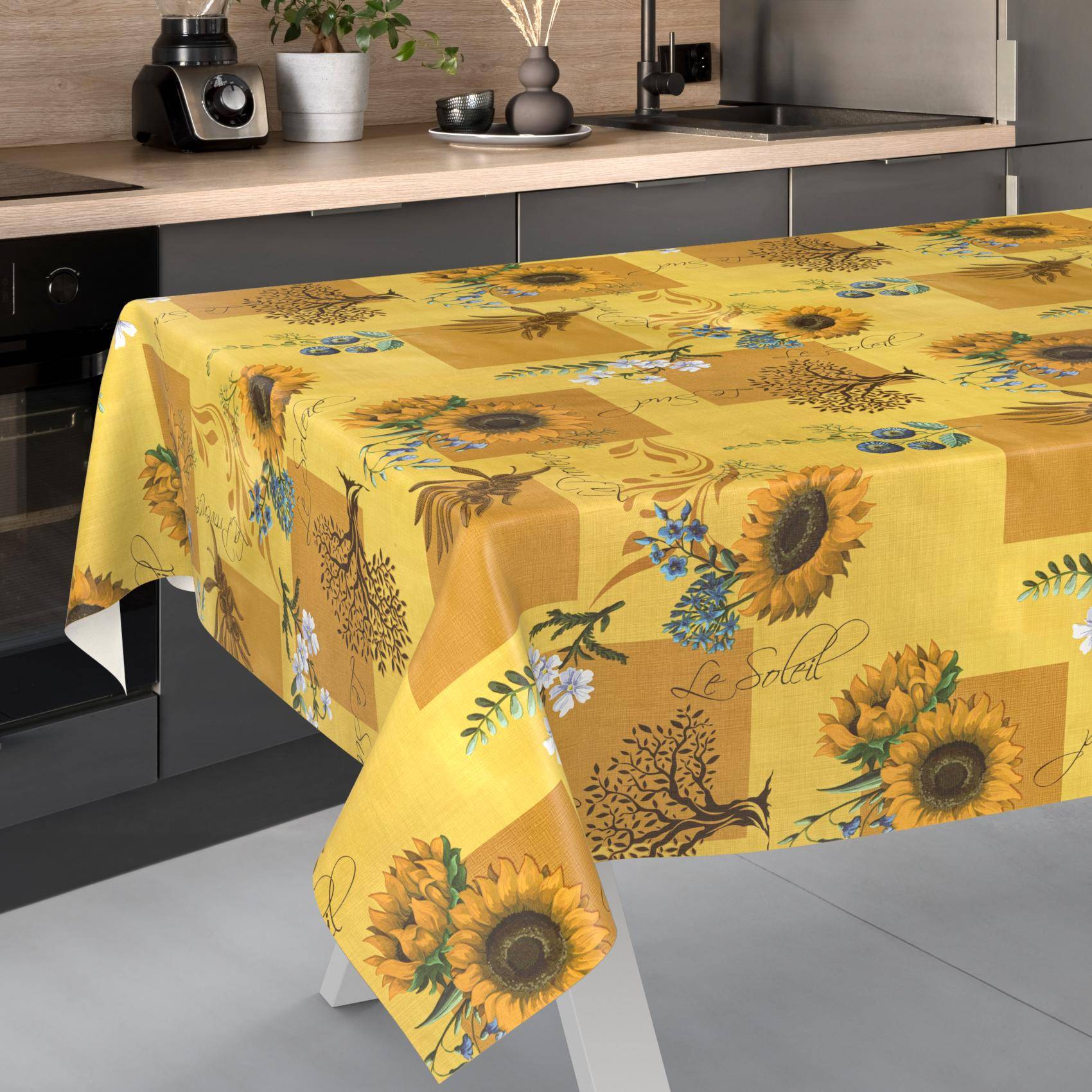 Gelbe Tischdecke mit Sonnenblumen- und Blumenmuster über einem Esstisch in einer modernen Küche drapiert.