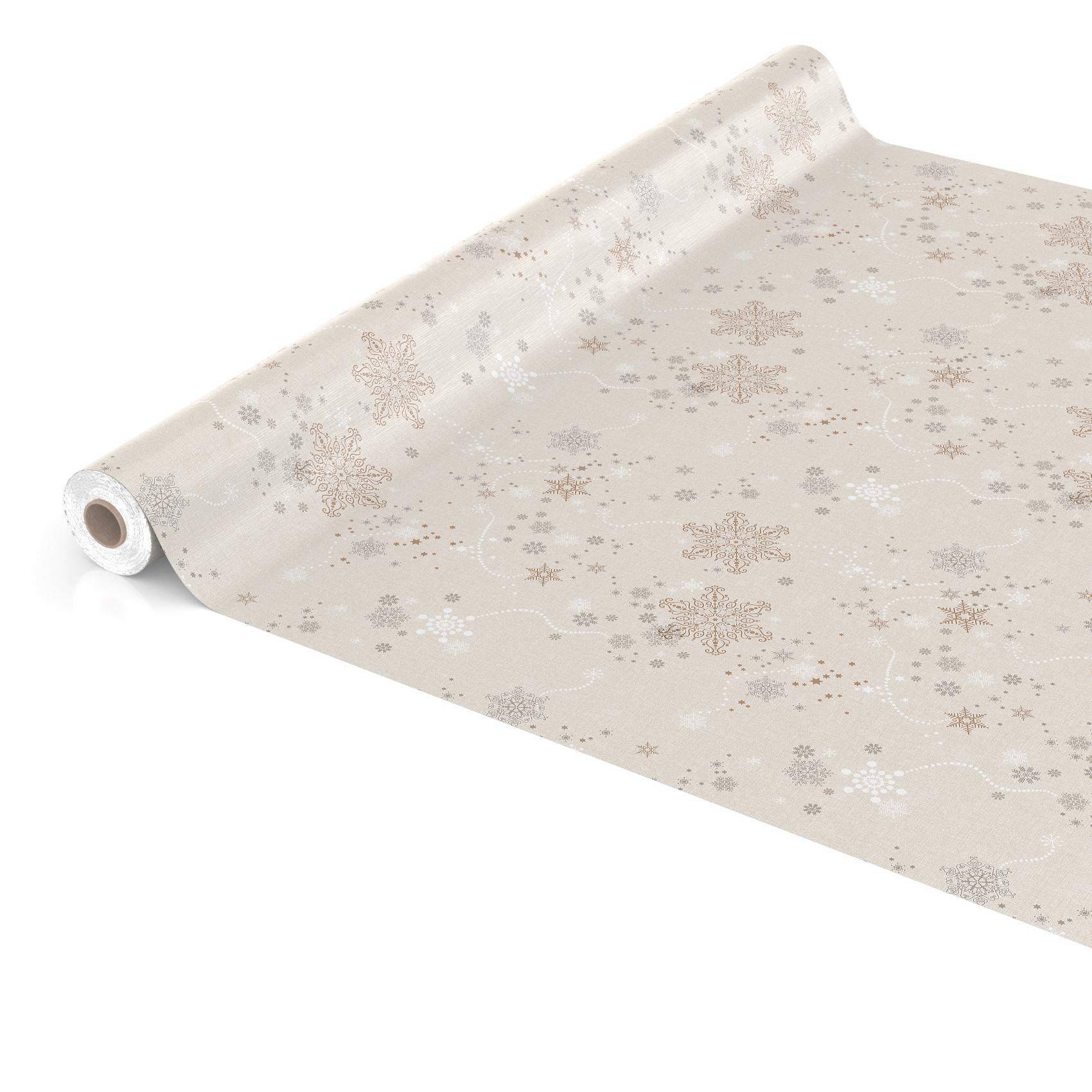 Gerolltes Blatt beigefarbenes Geschenkpapier mit feinem Schneeflocken-Muster auf weißem Hintergrund.